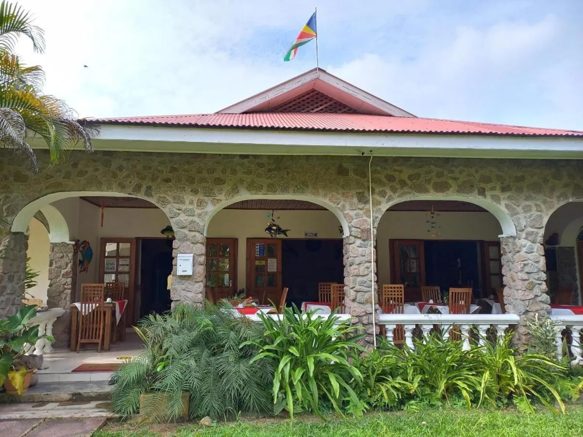 Restaurant/places to eat in Villa Rafia