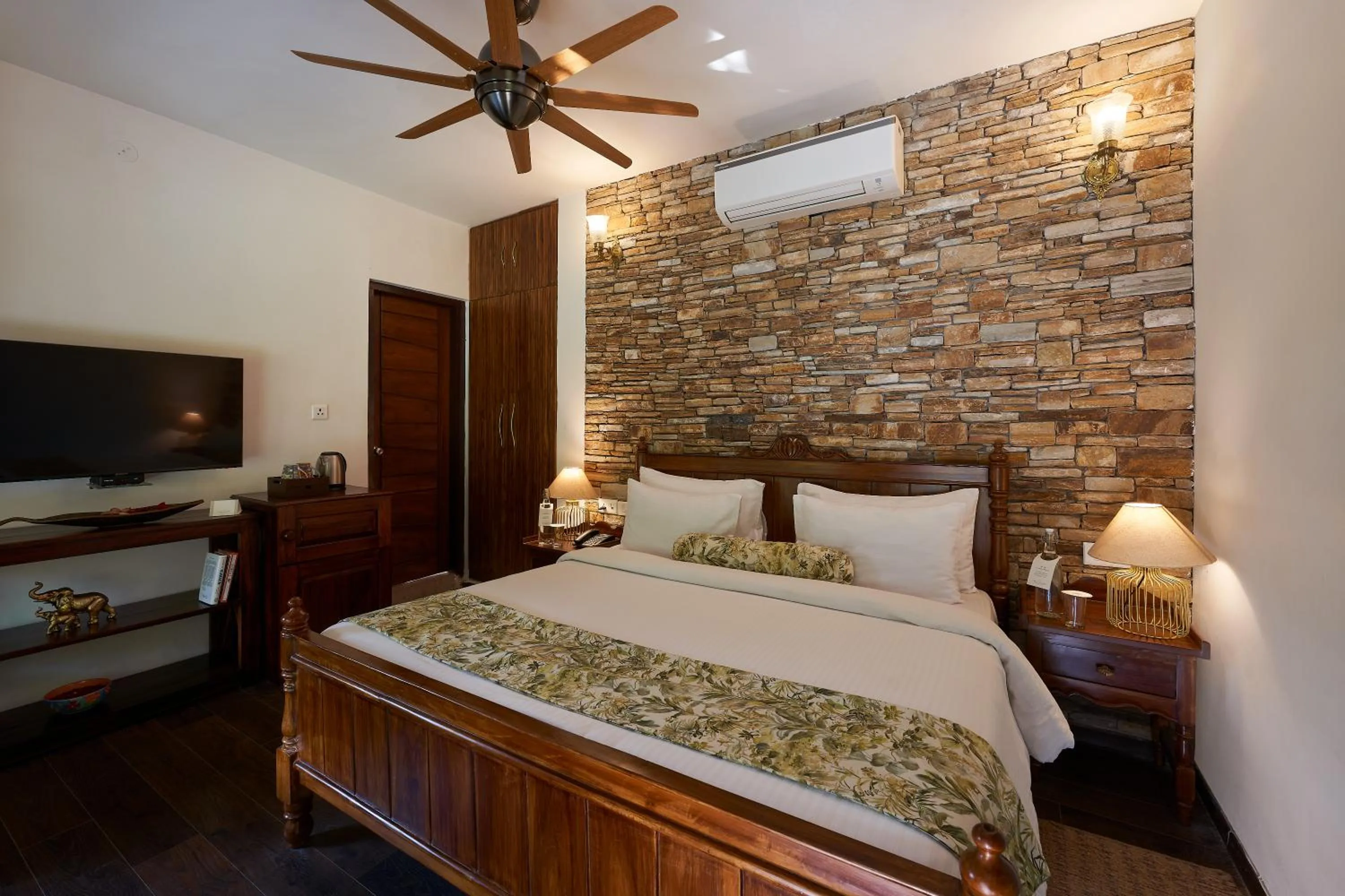 Bedroom, Bed in Tree of Life Vanvilas Riveredge Corbett