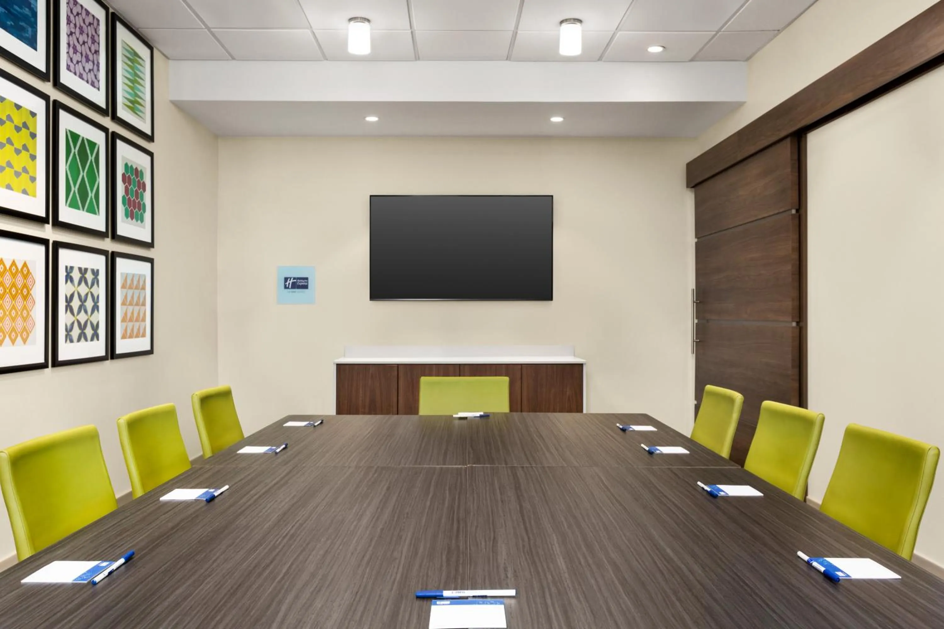 TV and multimedia in Holiday Inn Express & Suites - Ukiah by IHG