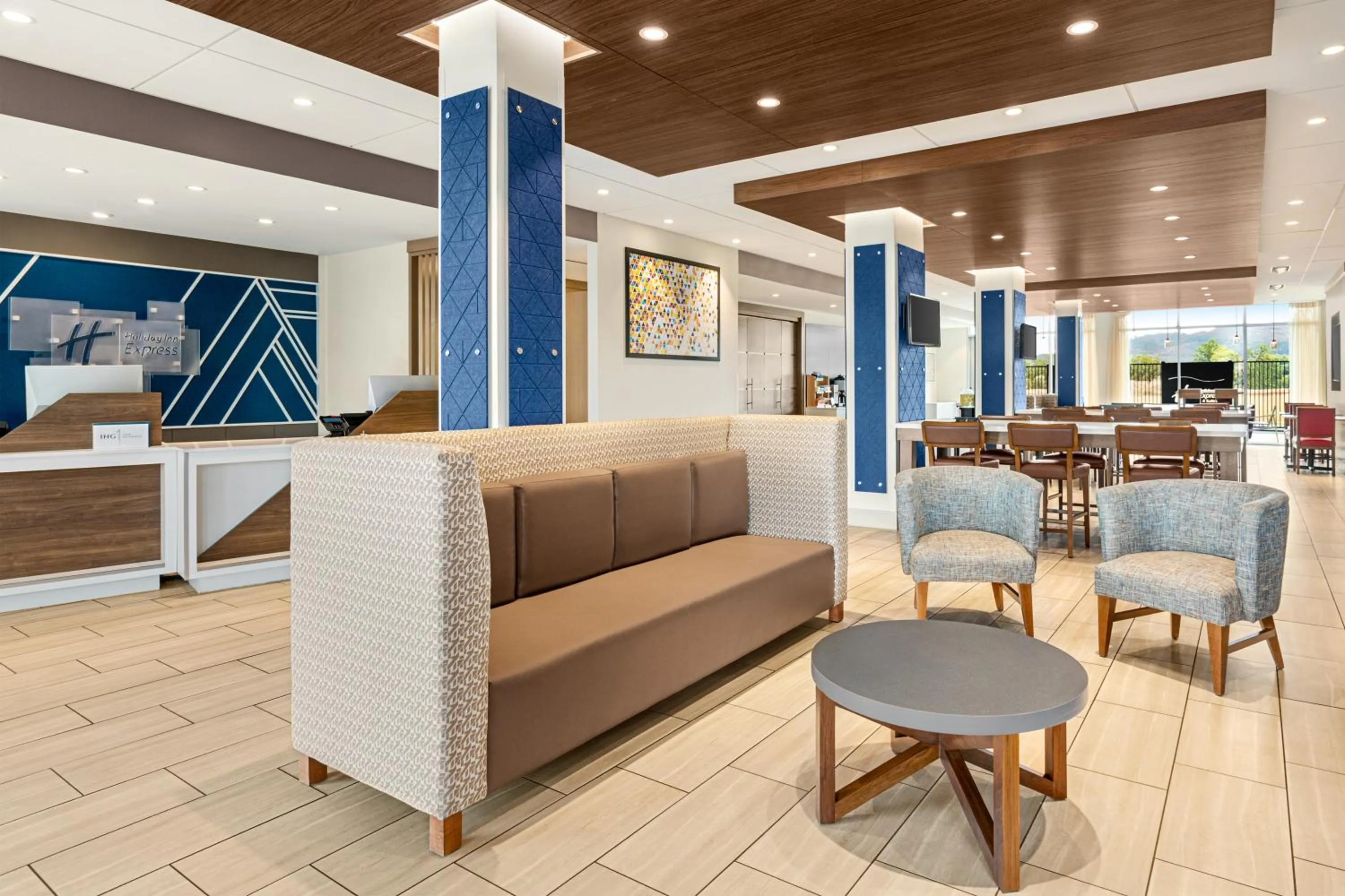Seating area in Holiday Inn Express & Suites - Ukiah by IHG