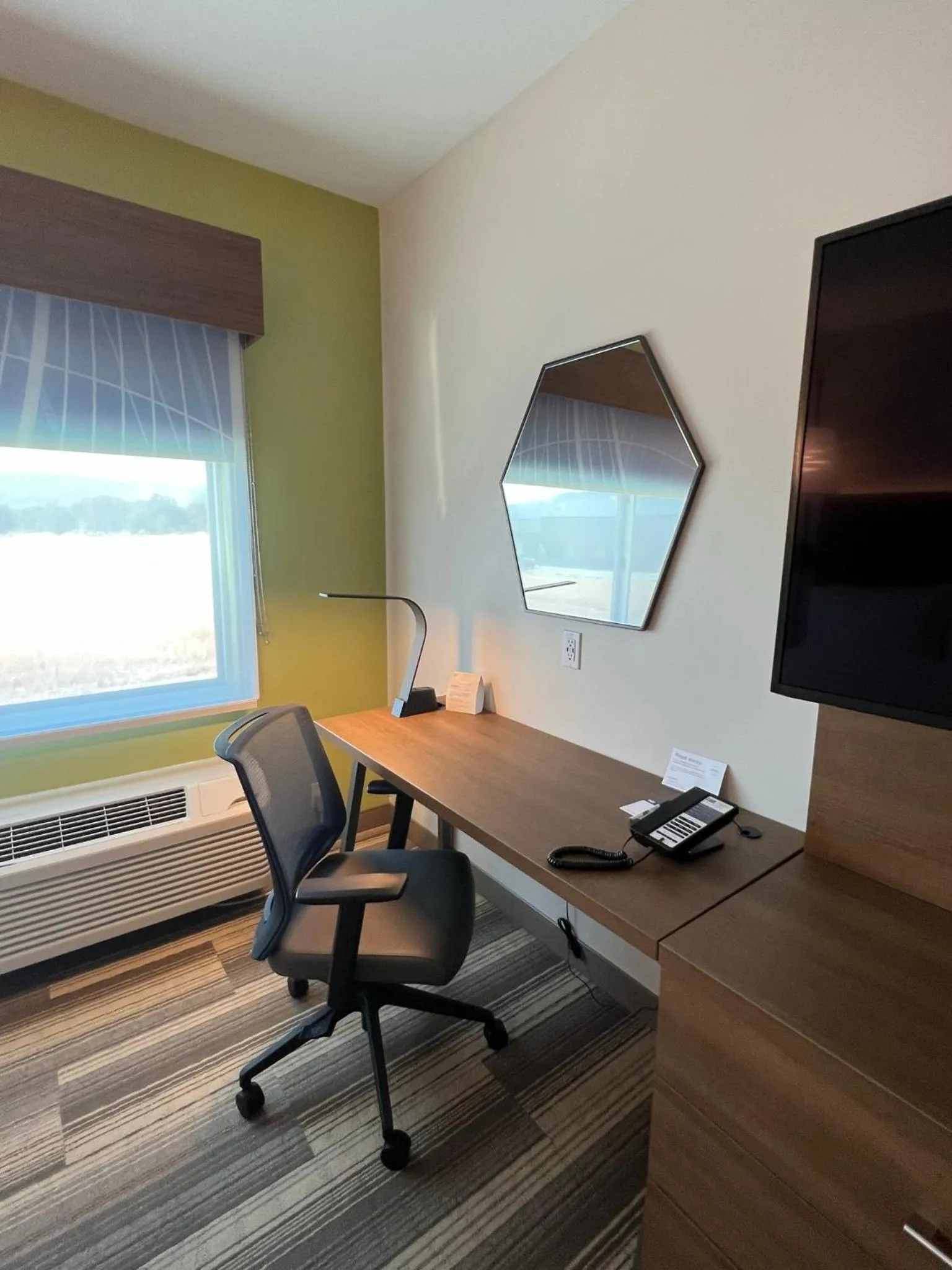 TV and multimedia, Bed in Holiday Inn Express & Suites - Ukiah by IHG