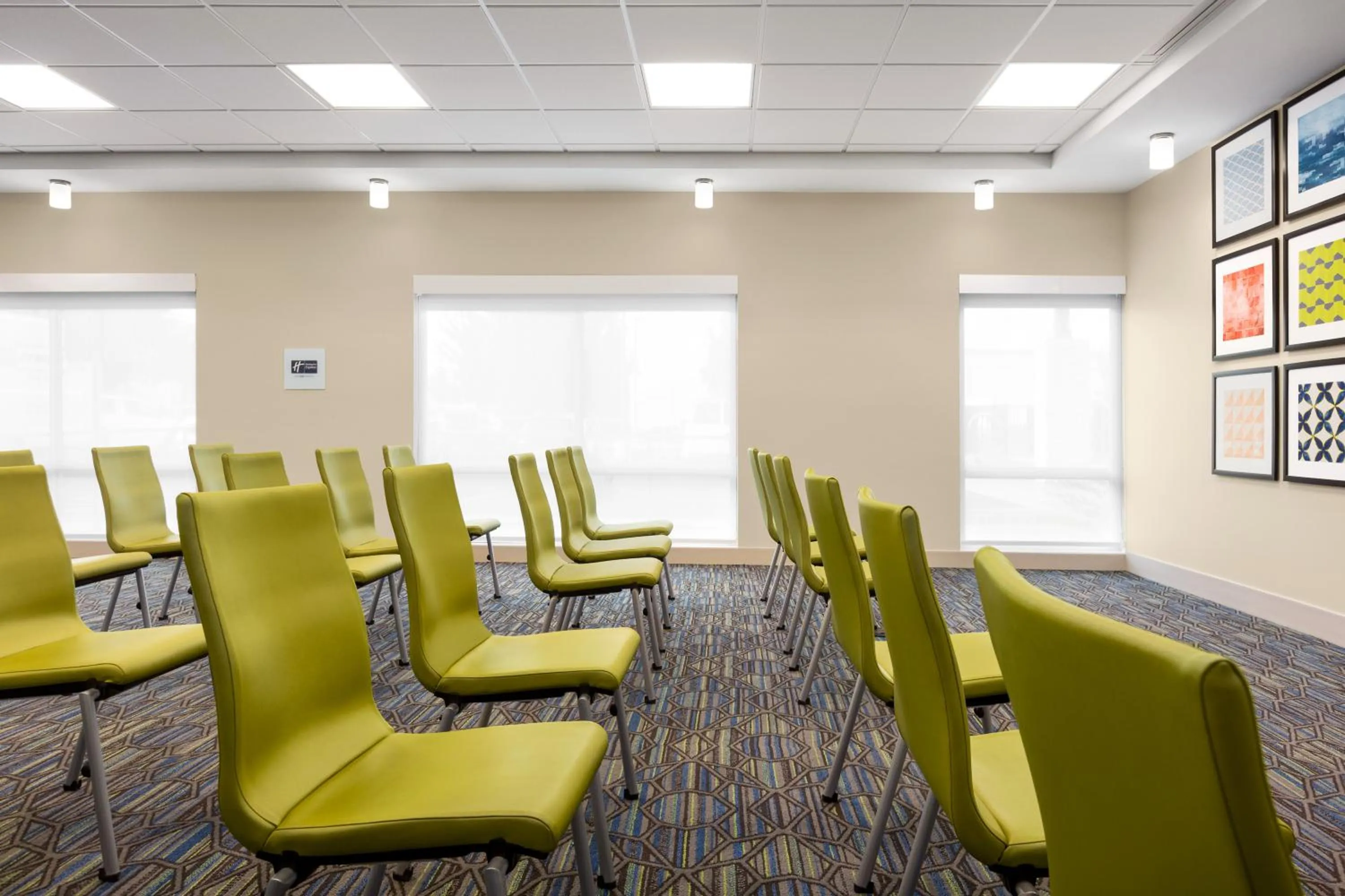 Meeting/conference room in Holiday Inn Express & Suites - Ukiah by IHG