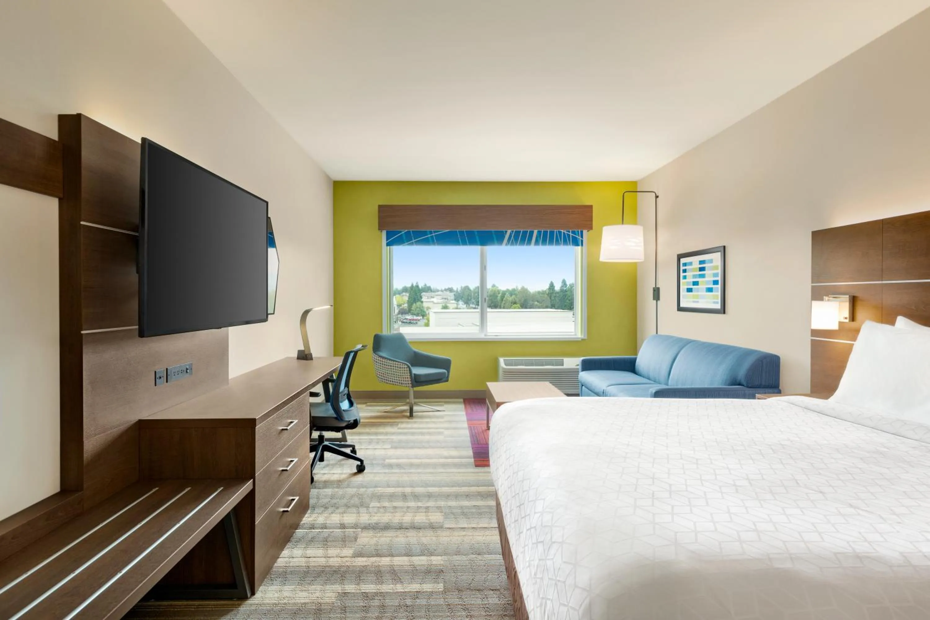 Bed in Holiday Inn Express & Suites - Ukiah by IHG