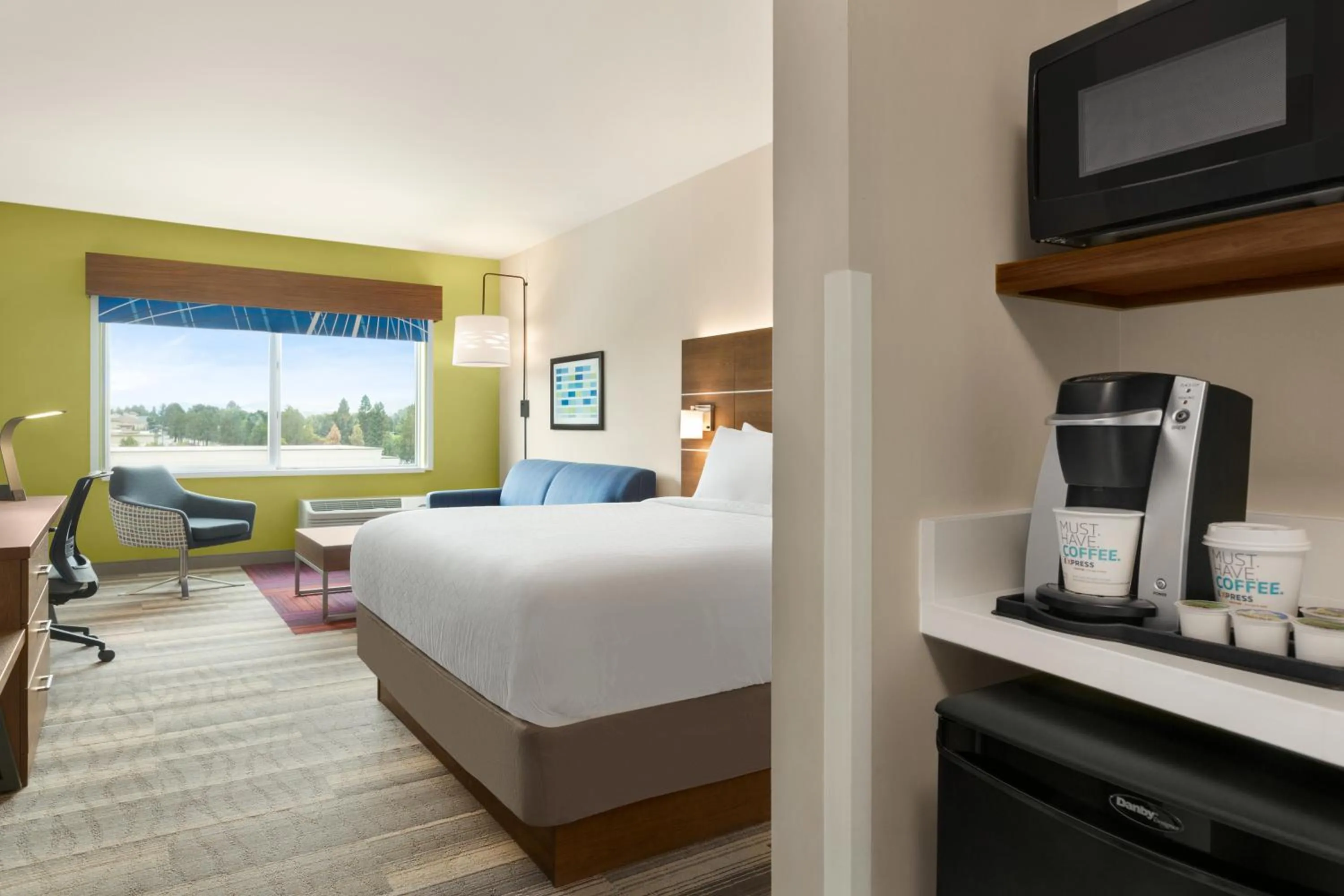 Bed in Holiday Inn Express & Suites - Ukiah by IHG