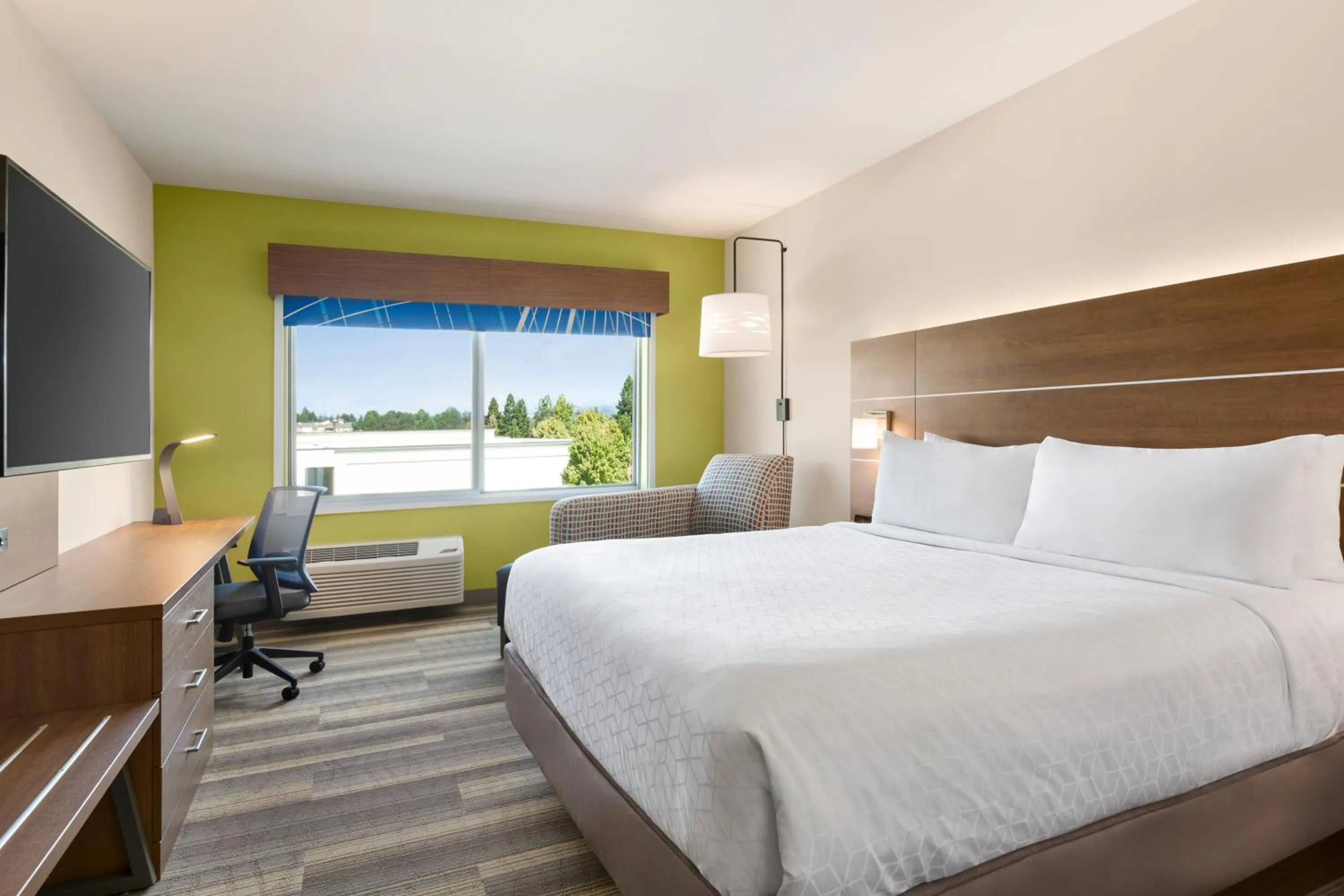 Bed in Holiday Inn Express & Suites - Ukiah by IHG