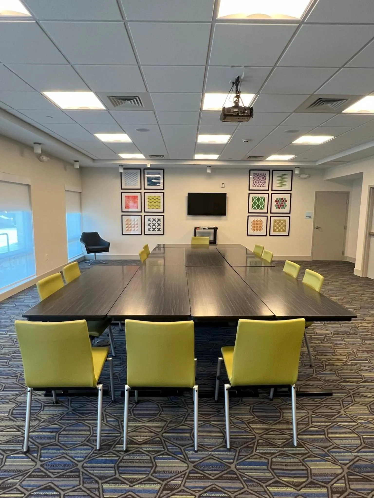 Meeting/conference room in Holiday Inn Express & Suites - Ukiah by IHG