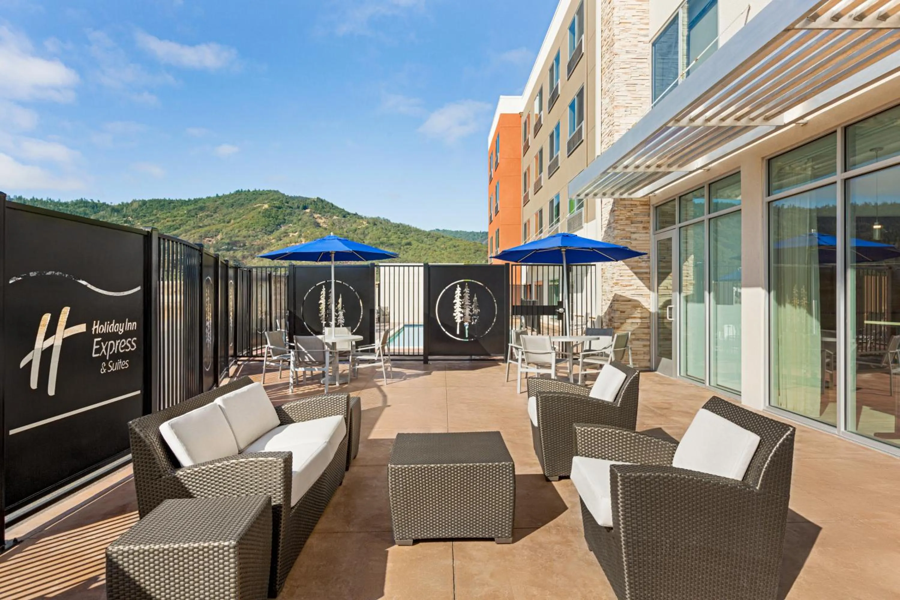 Patio in Holiday Inn Express & Suites - Ukiah by IHG