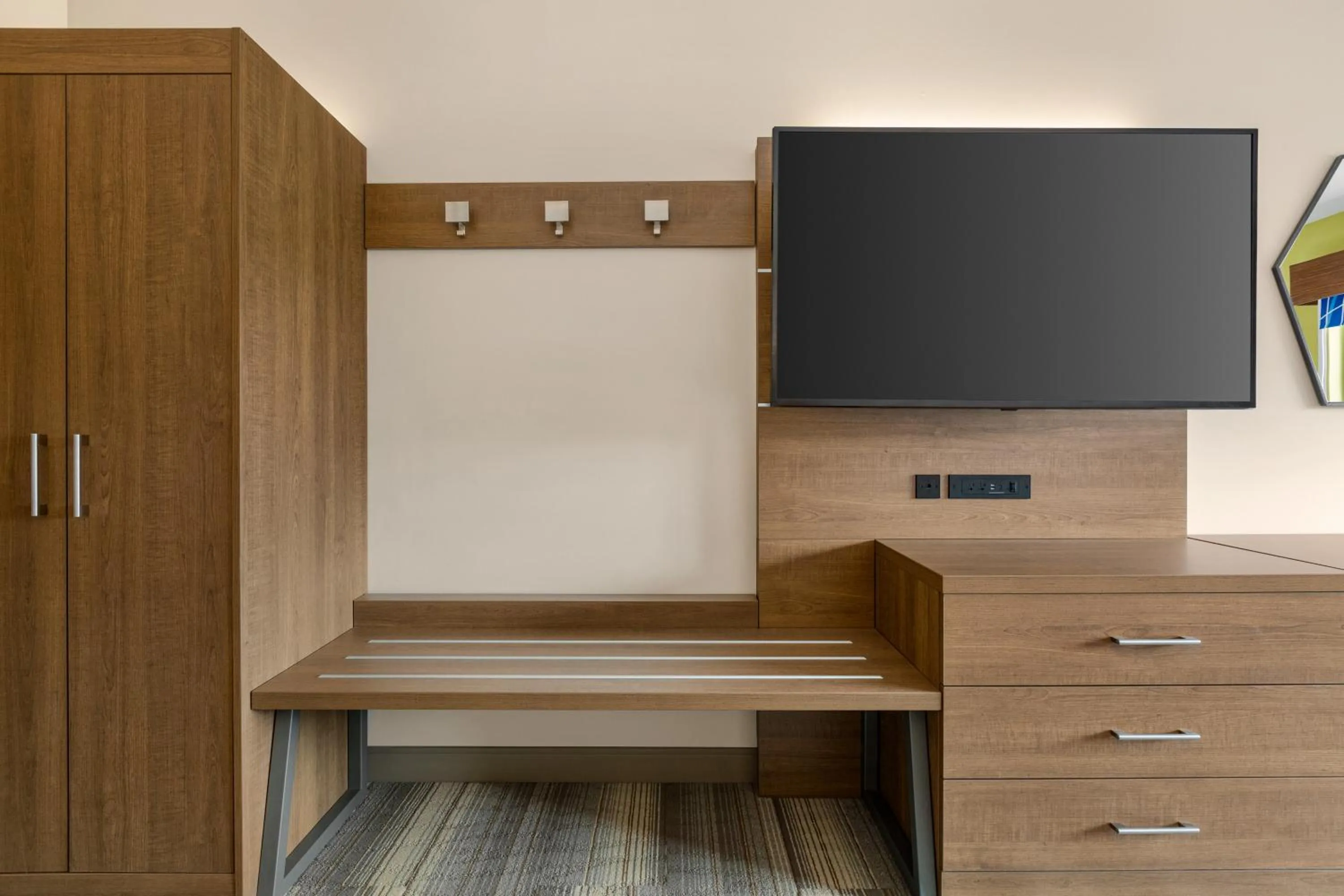 TV and multimedia in Holiday Inn Express & Suites - Ukiah by IHG