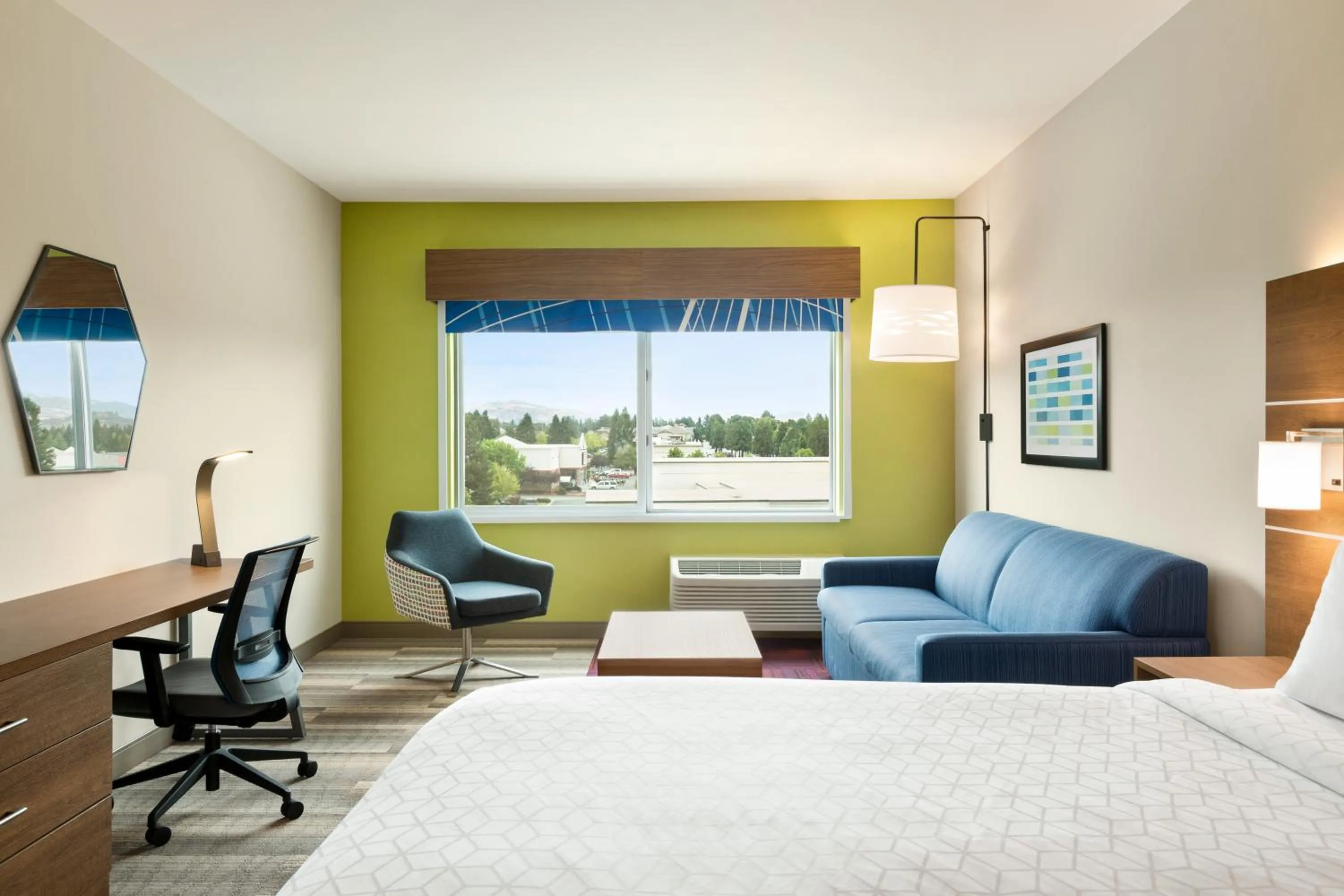 Bed in Holiday Inn Express & Suites - Ukiah by IHG