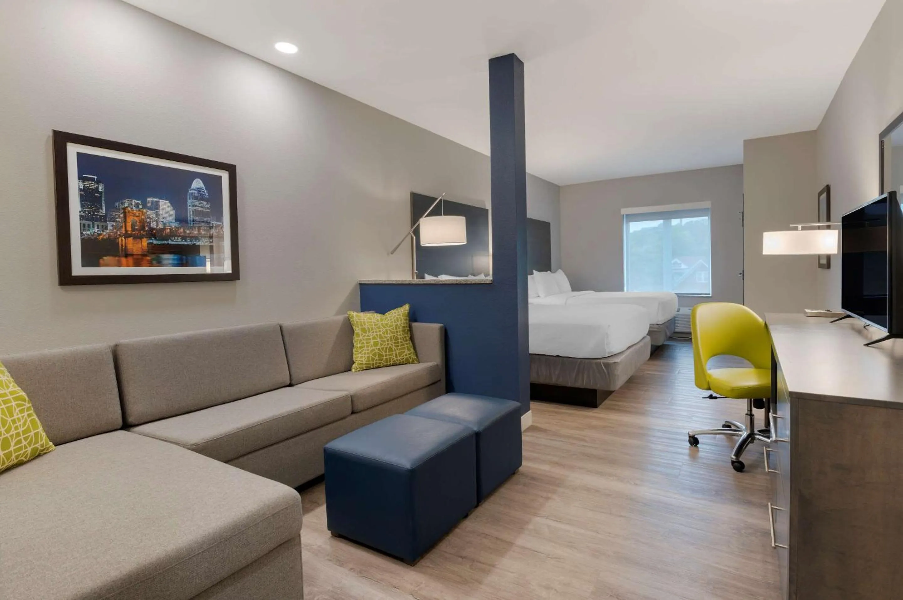 Photo of the whole room, Bed in Comfort Suites Cincinnati University - Downtown