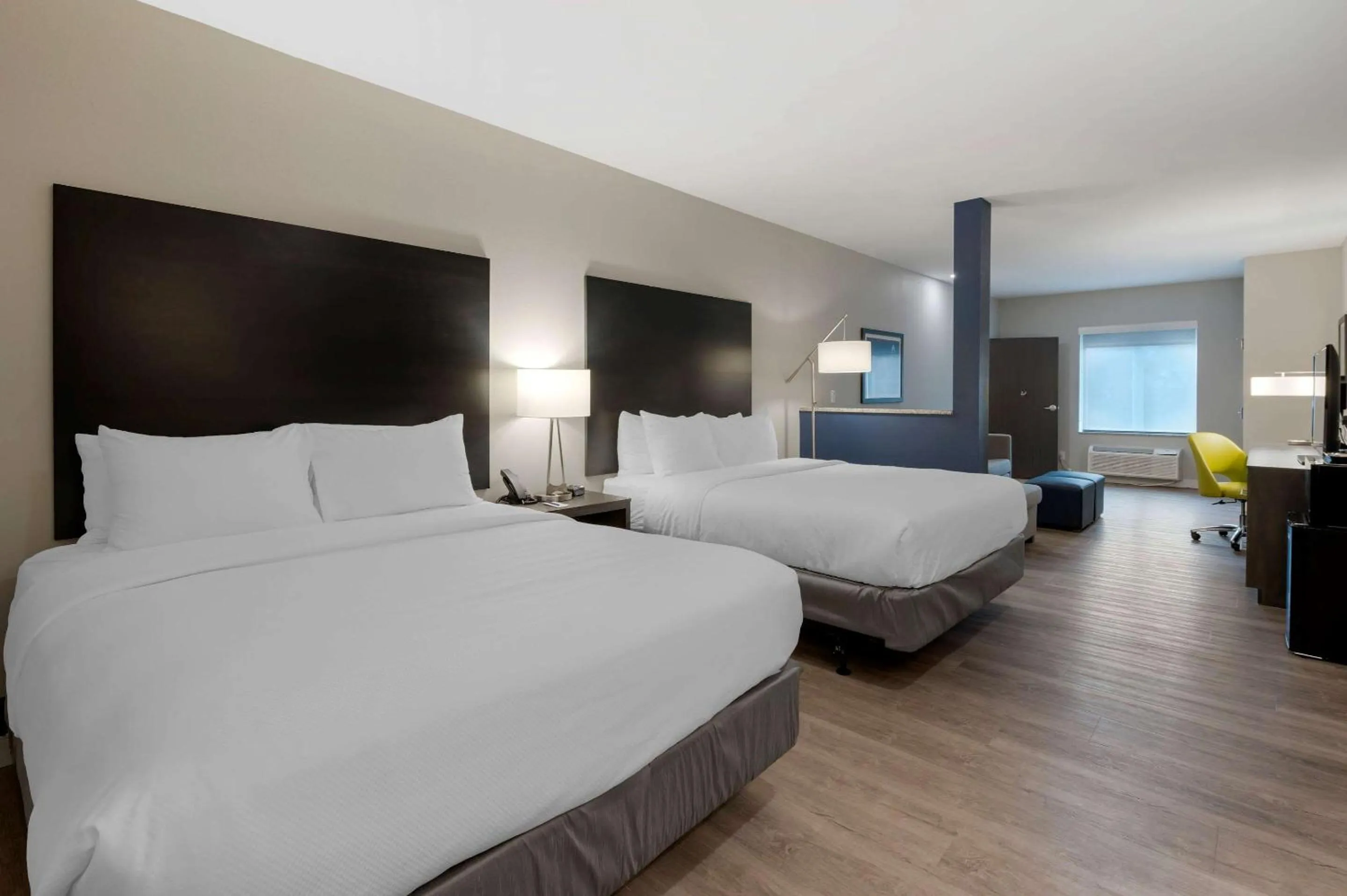 Photo of the whole room, Bed in Comfort Suites Cincinnati University - Downtown