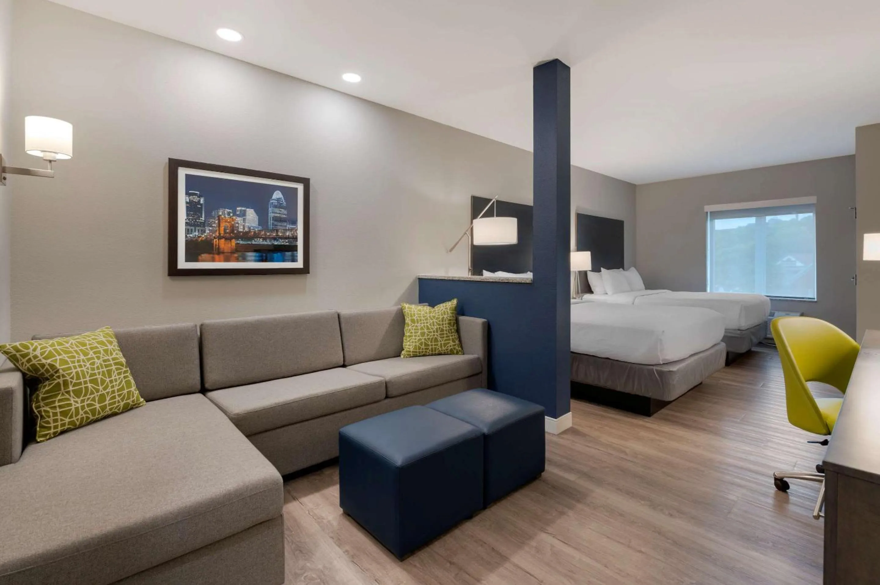 Photo of the whole room, Bed in Comfort Suites Cincinnati University - Downtown