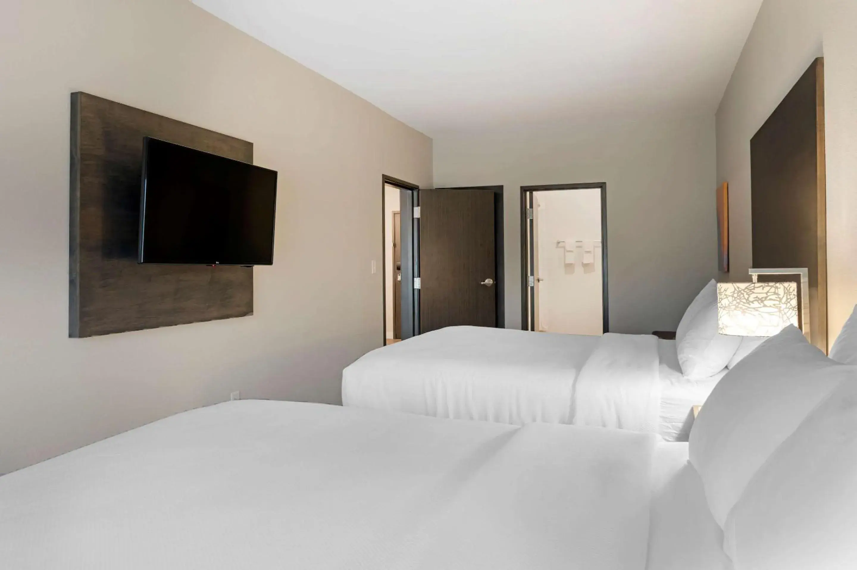 Photo of the whole room, Bed in MainStay Suites Cincinnati University - Uptown Photo of the whole room, Bed in MainStay Suites Cincinnati University - Uptown