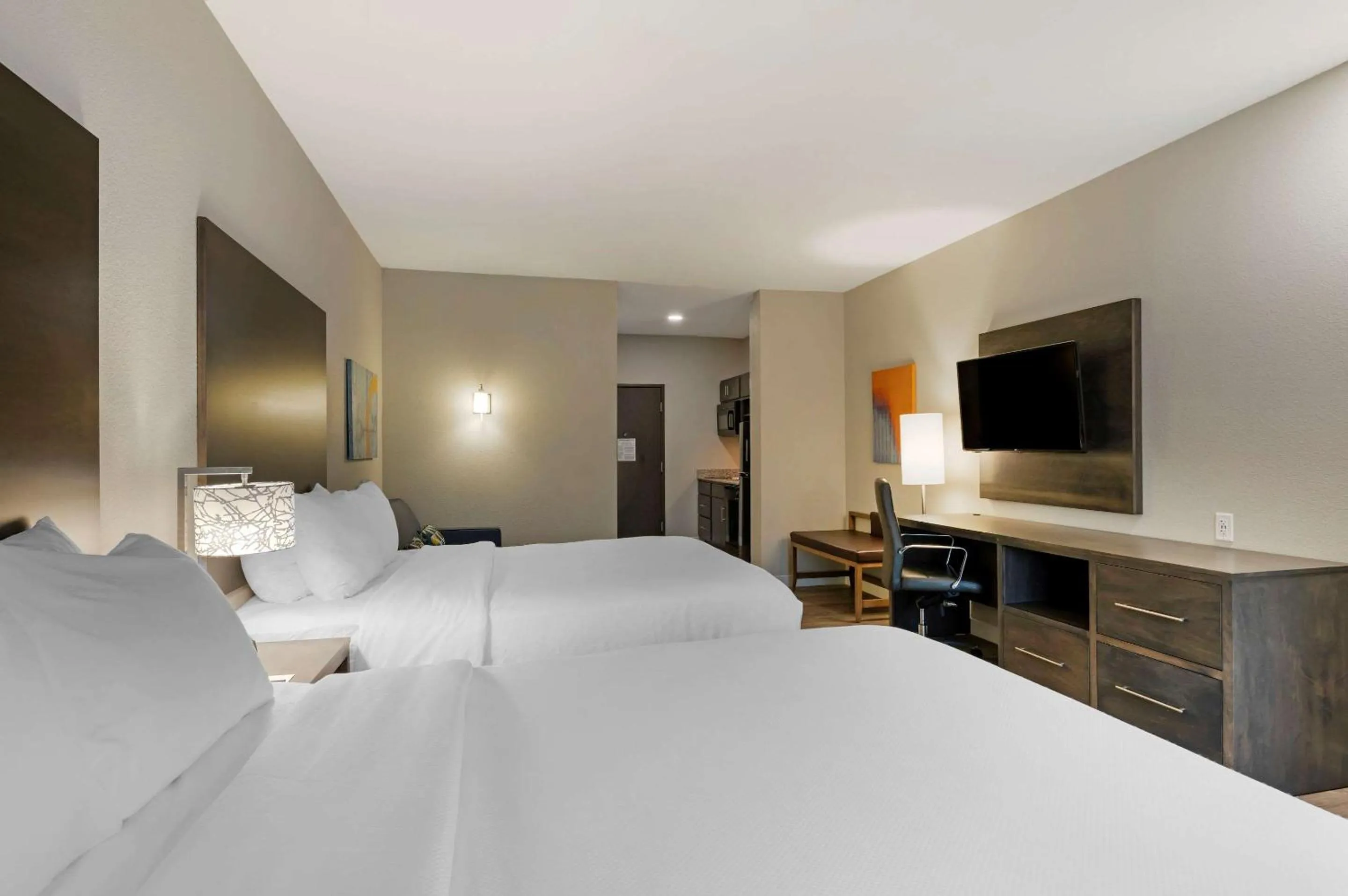 Photo of the whole room, Bed in MainStay Suites Cincinnati University - Uptown