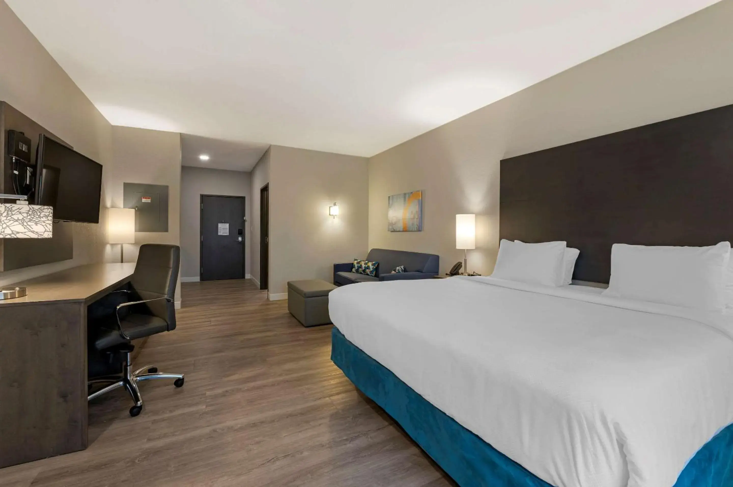 Photo of the whole room, Bed in MainStay Suites Cincinnati University - Uptown Photo of the whole room, Bed in MainStay Suites Cincinnati University - Uptown