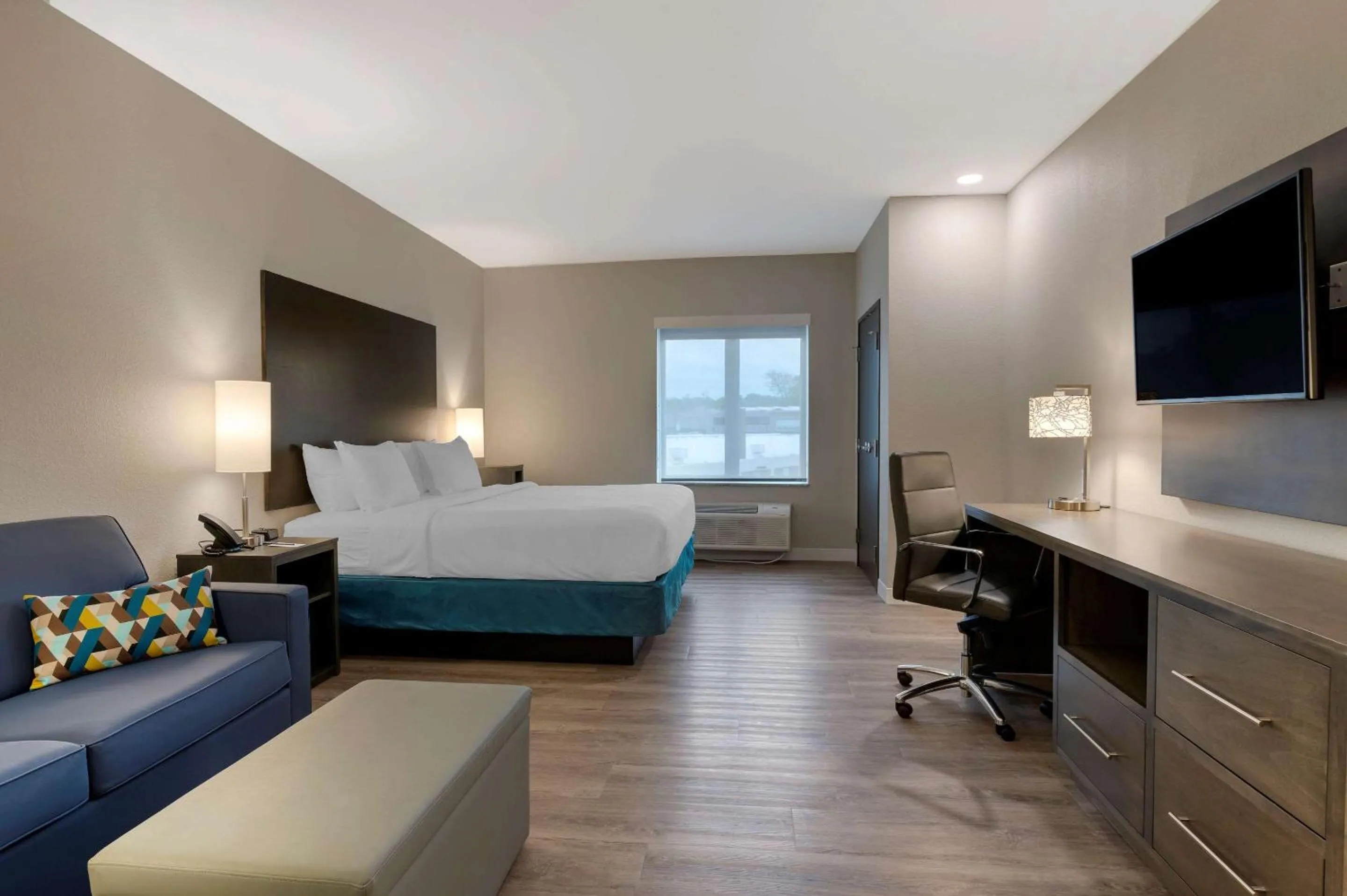 Photo of the whole room, Bed in MainStay Suites Cincinnati University - Uptown