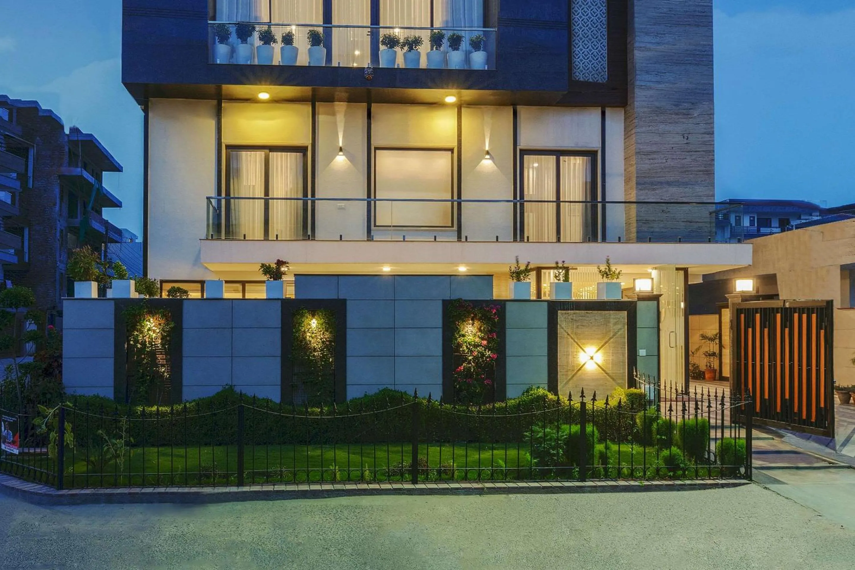 Property Building in Comfort Inn Dhaliwals, Gurgaon