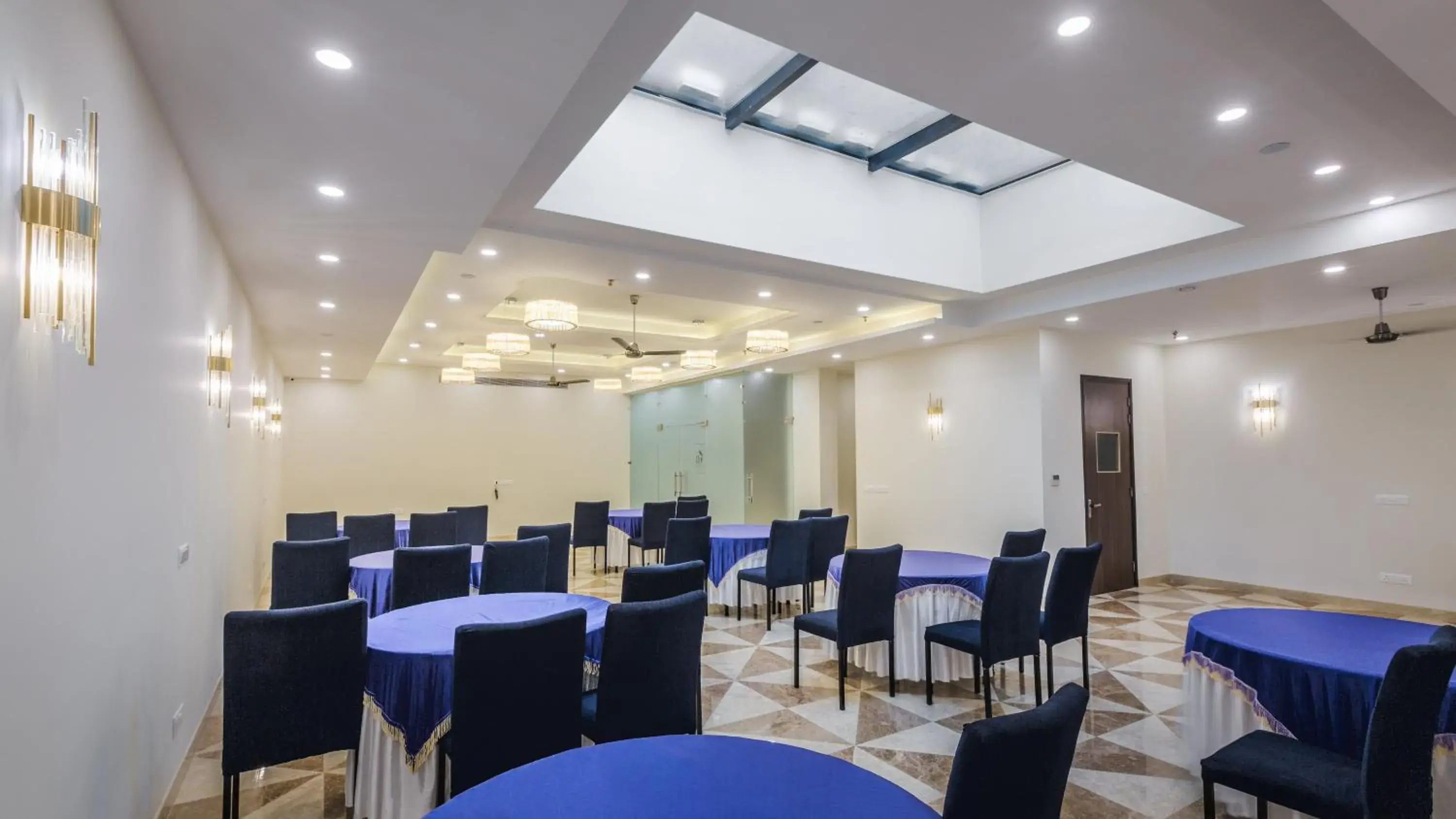 Banquet/Function facilities, Restaurant/Places to Eat in Comfort Inn Dhaliwals, Gurgaon