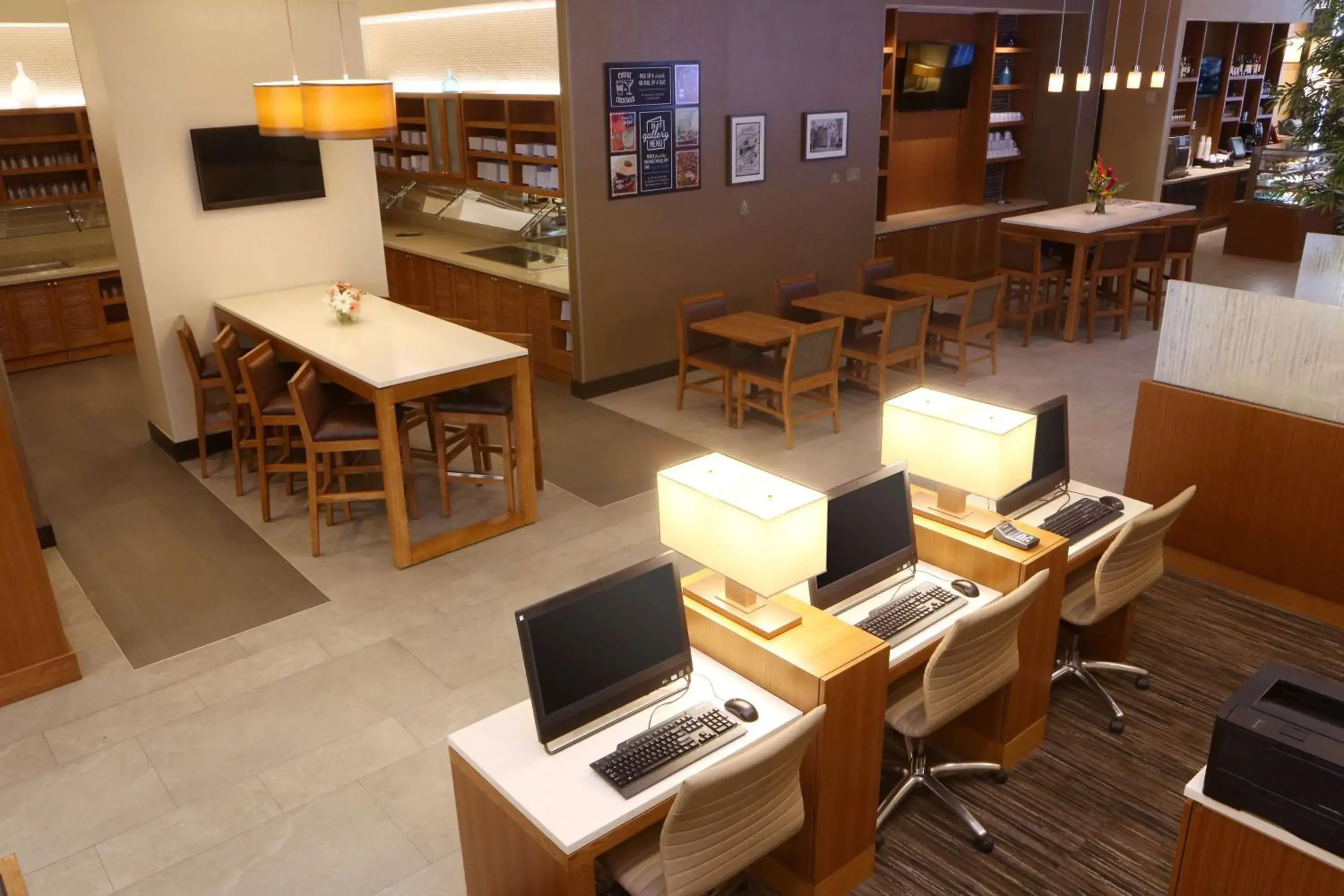 Lounge or bar in Hyatt Place Flushing/LGA Airport Lounge or bar in Hyatt Place Flushing/LGA Airport