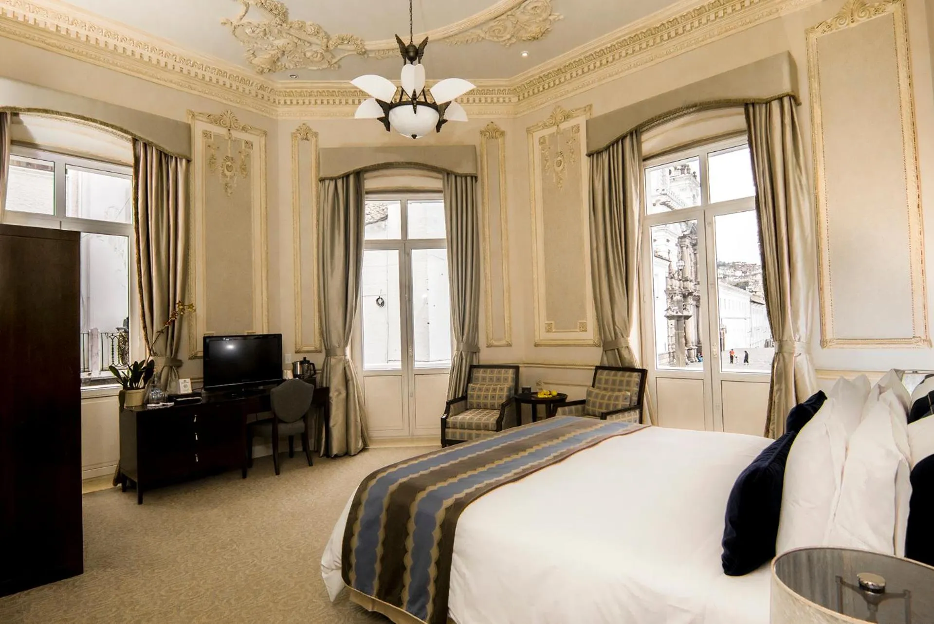 Photo of the whole room, Bed in Hotel Casa Gangotena