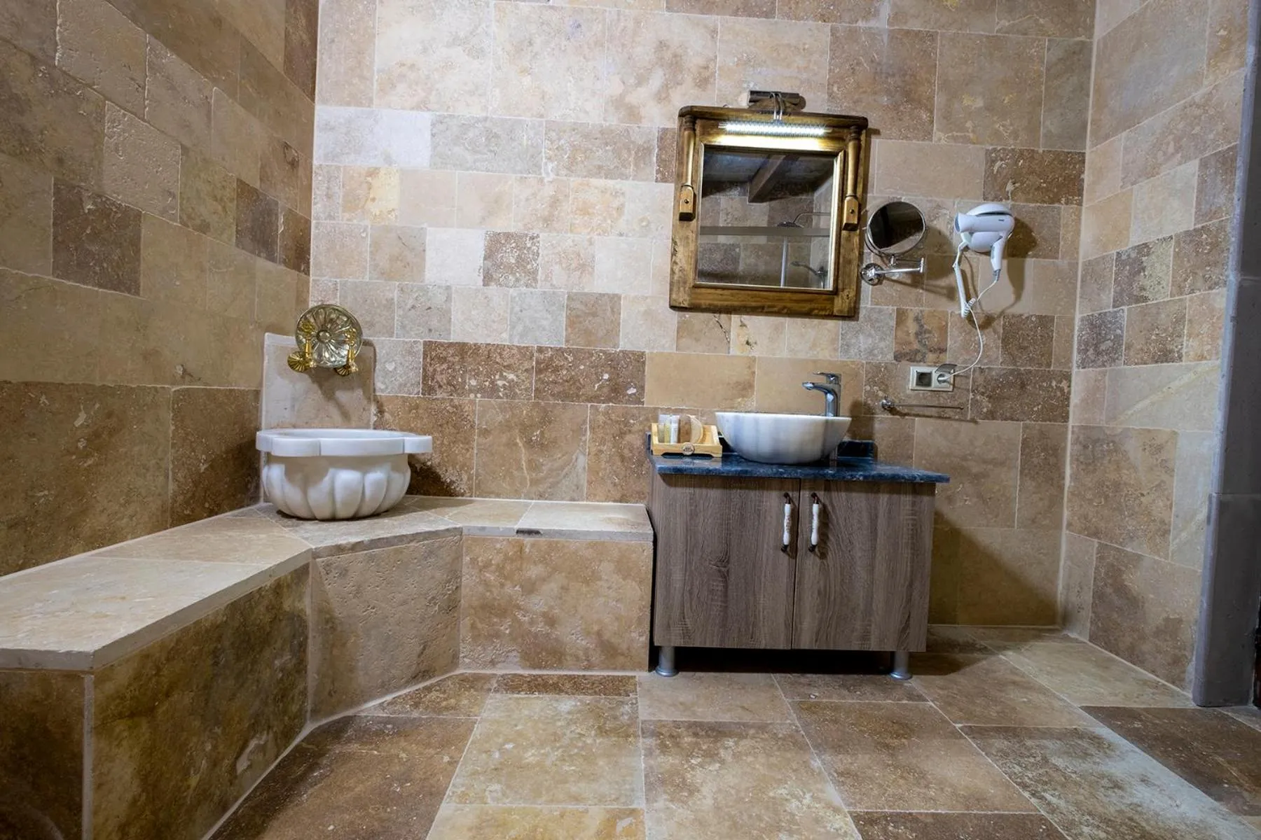 Public Bath in Underground Cave Suites Hotel