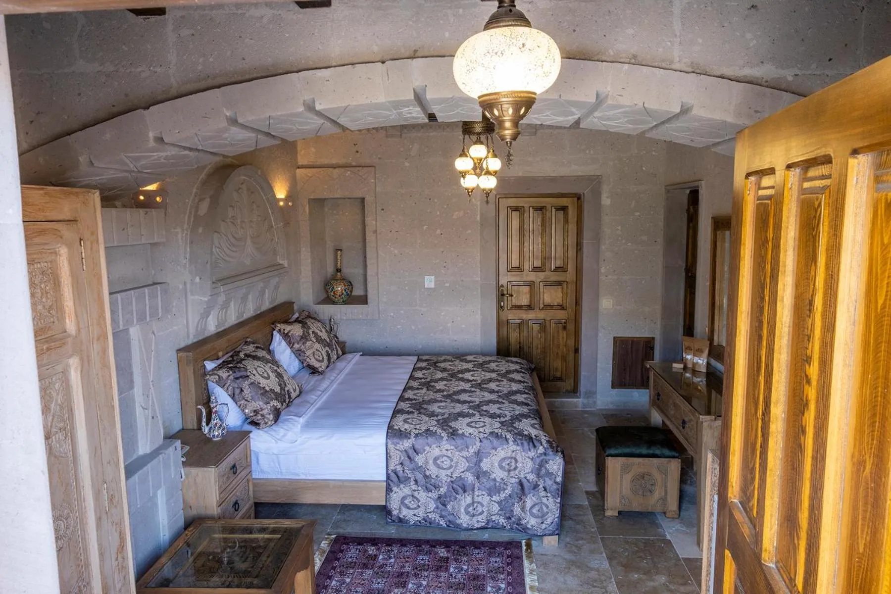 Photo of the whole room, Bed in Underground Cave Suites Hotel