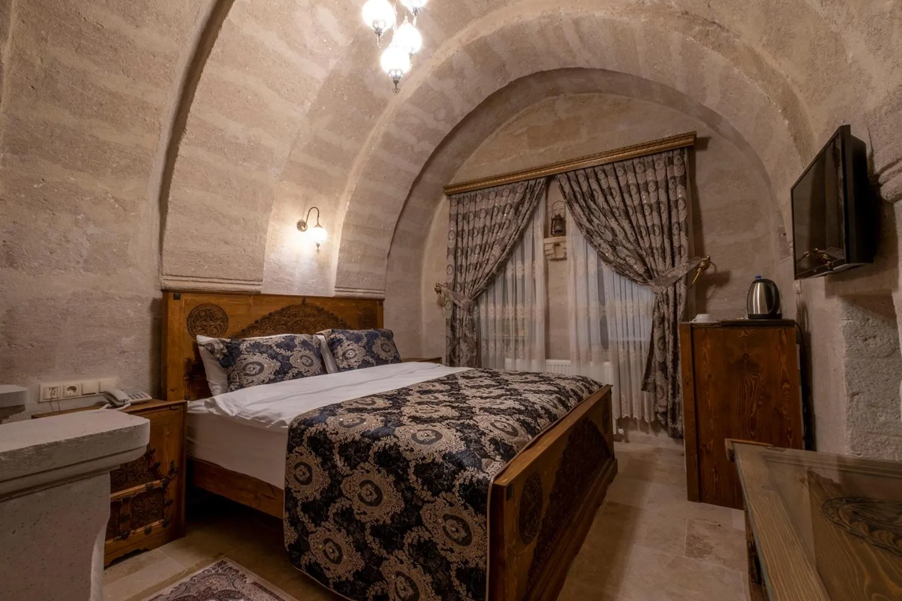 TV and multimedia, Bed in Underground Cave Suites Hotel