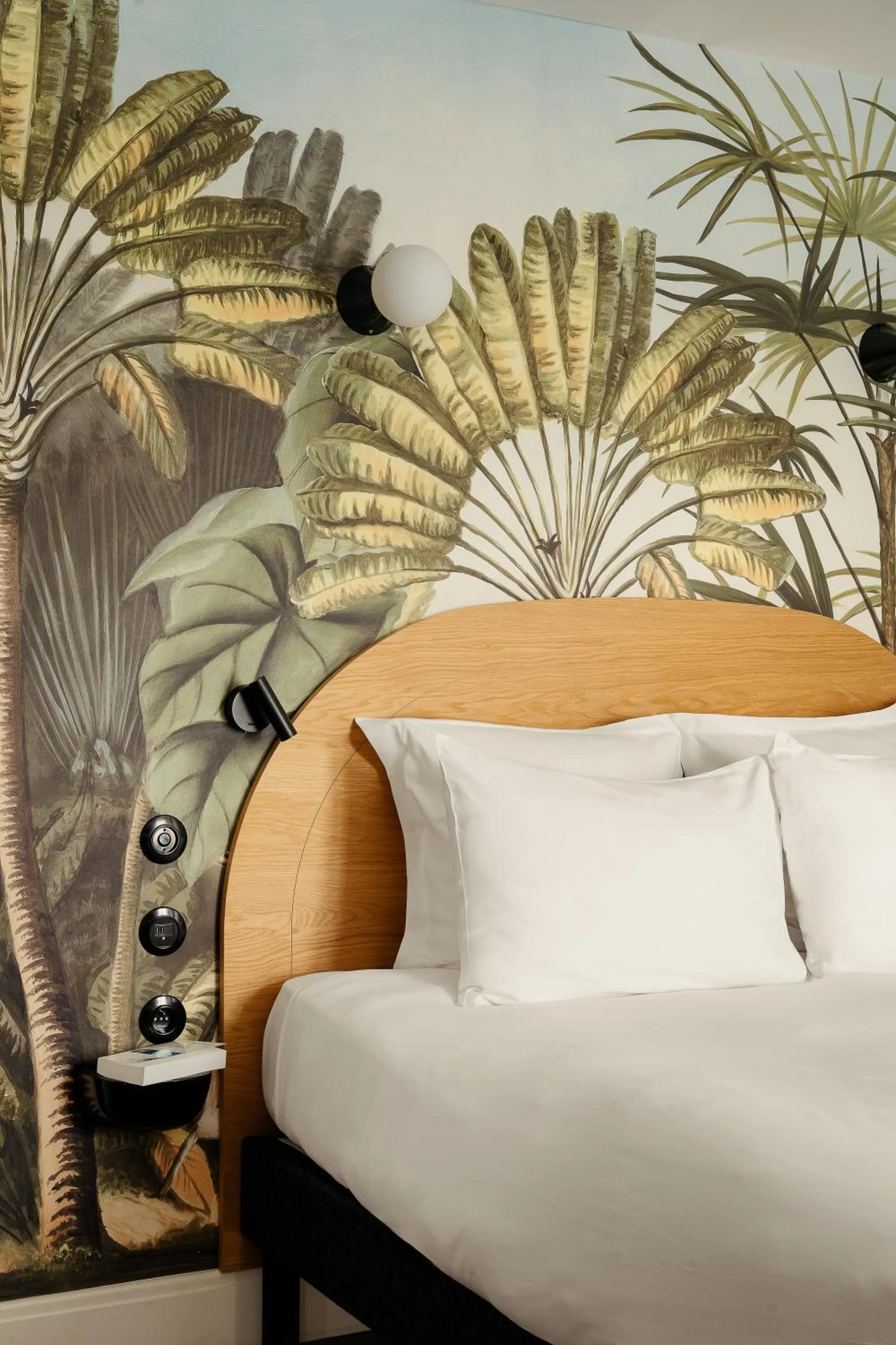 Bed in My Maison In Paris - Louvre