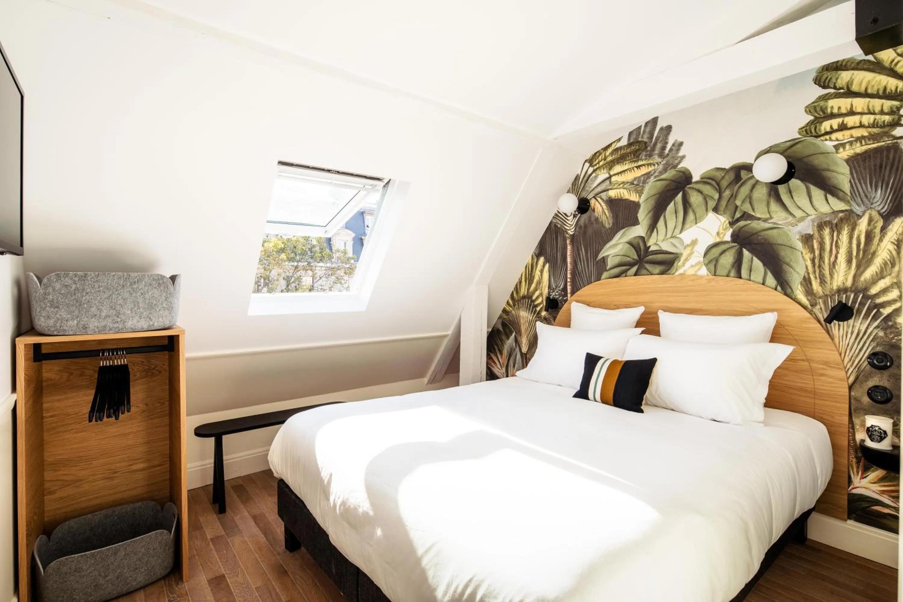 Bedroom, Bed in My Maison In Paris - Louvre