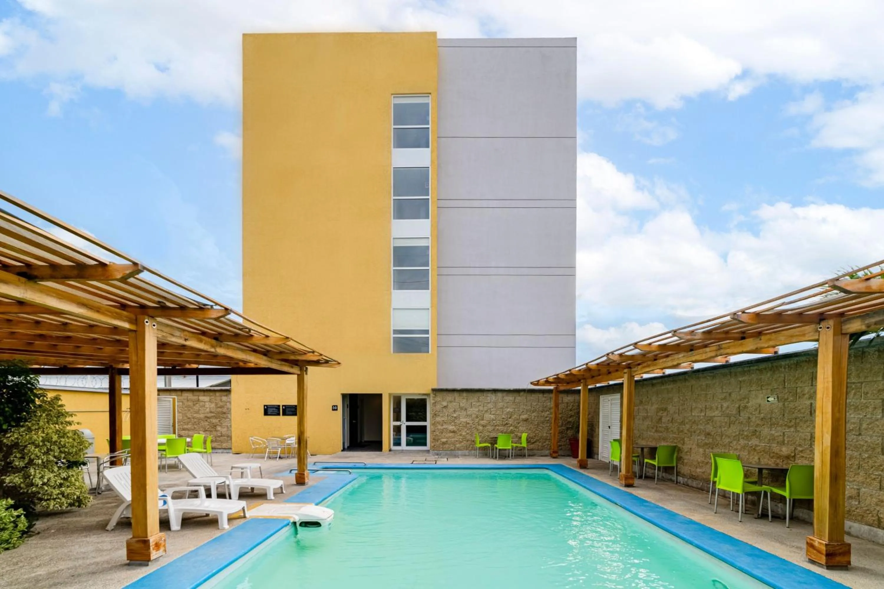 Swimming pool in City Express by Marriott Salina Cruz