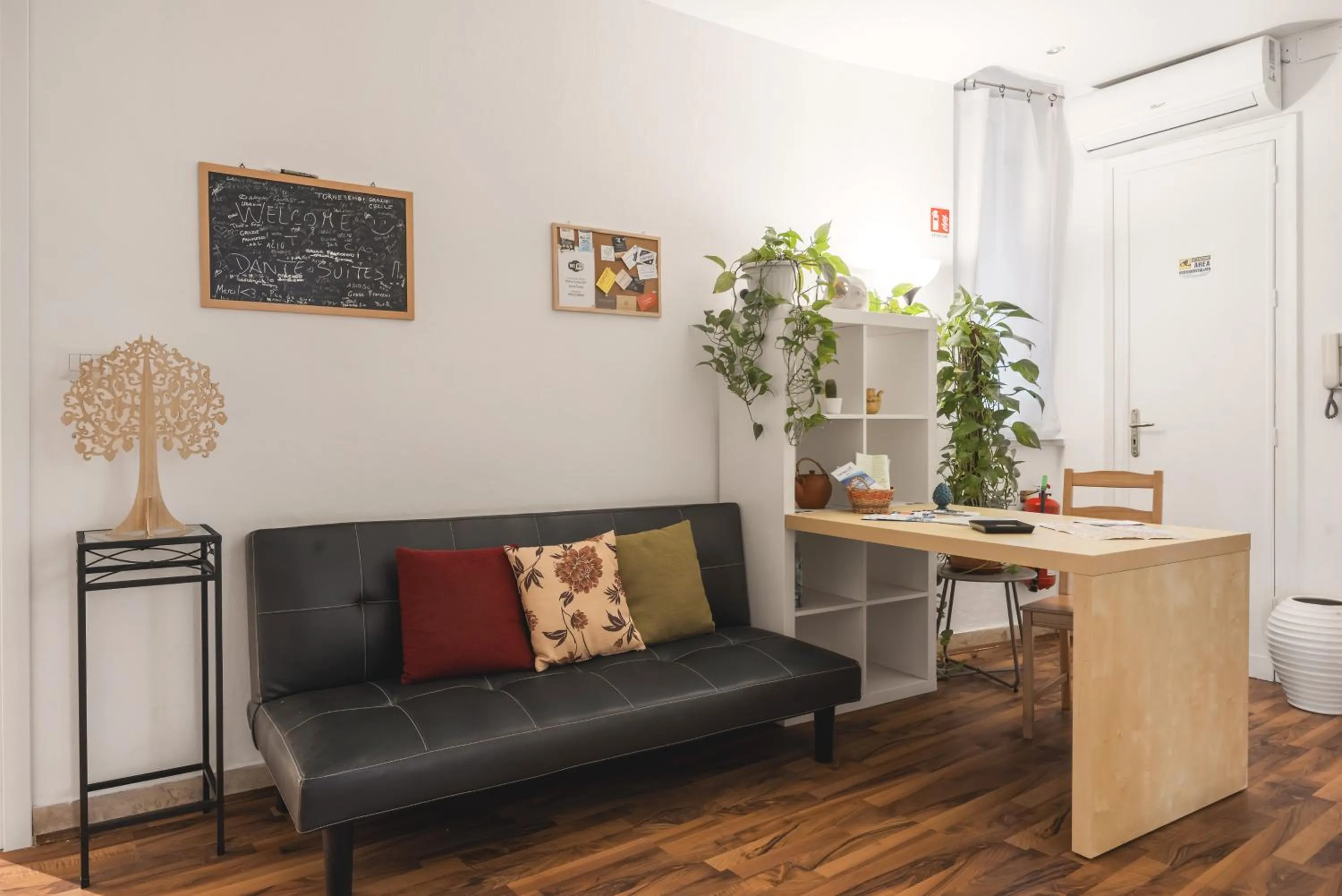 Communal lounge/ TV room in Dante Suites