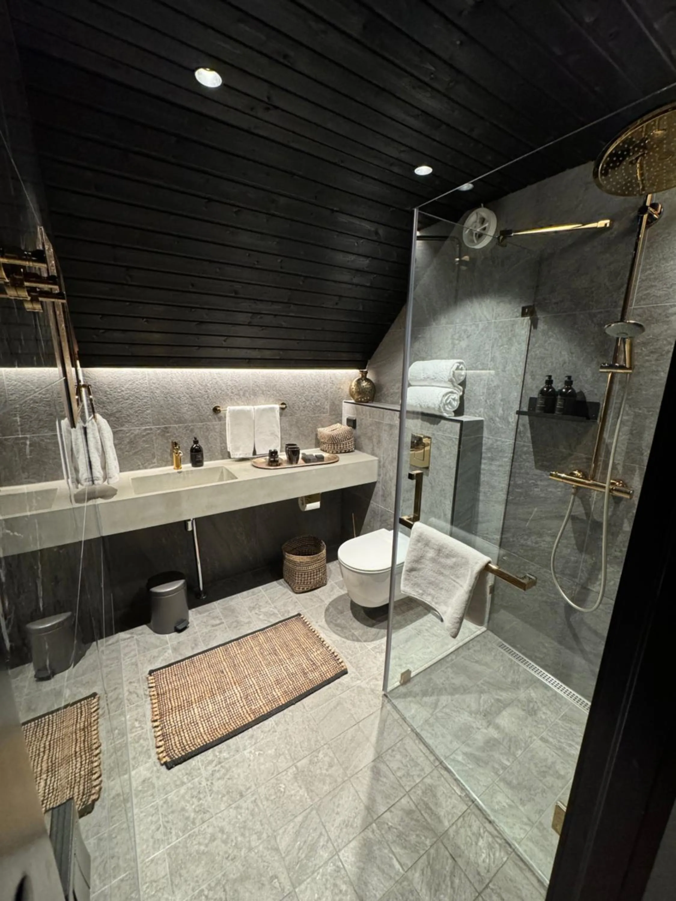 Shower in Aurora Queen Resort Igloos