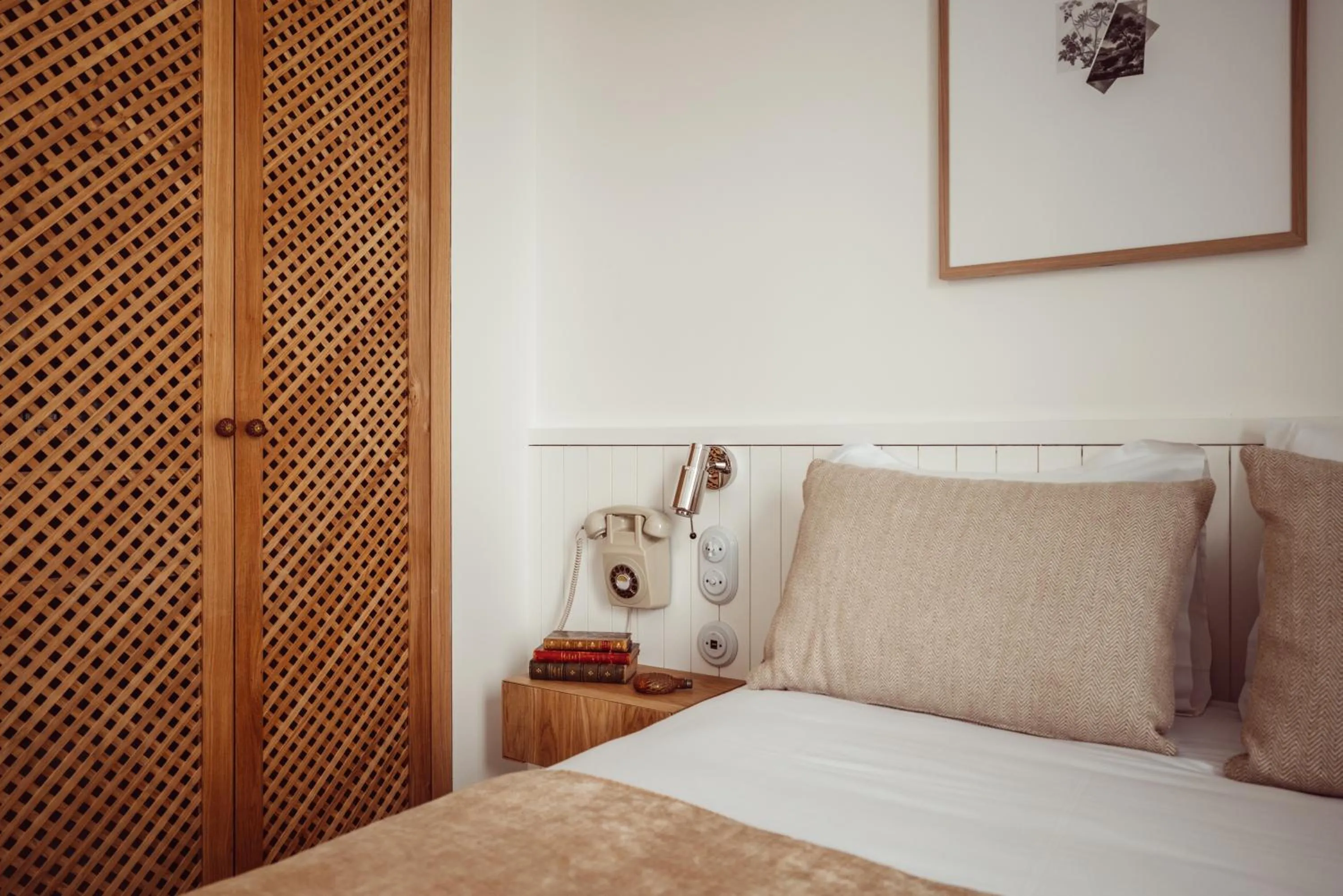Bedroom, Bed in Hôtel Monsieur Aristide