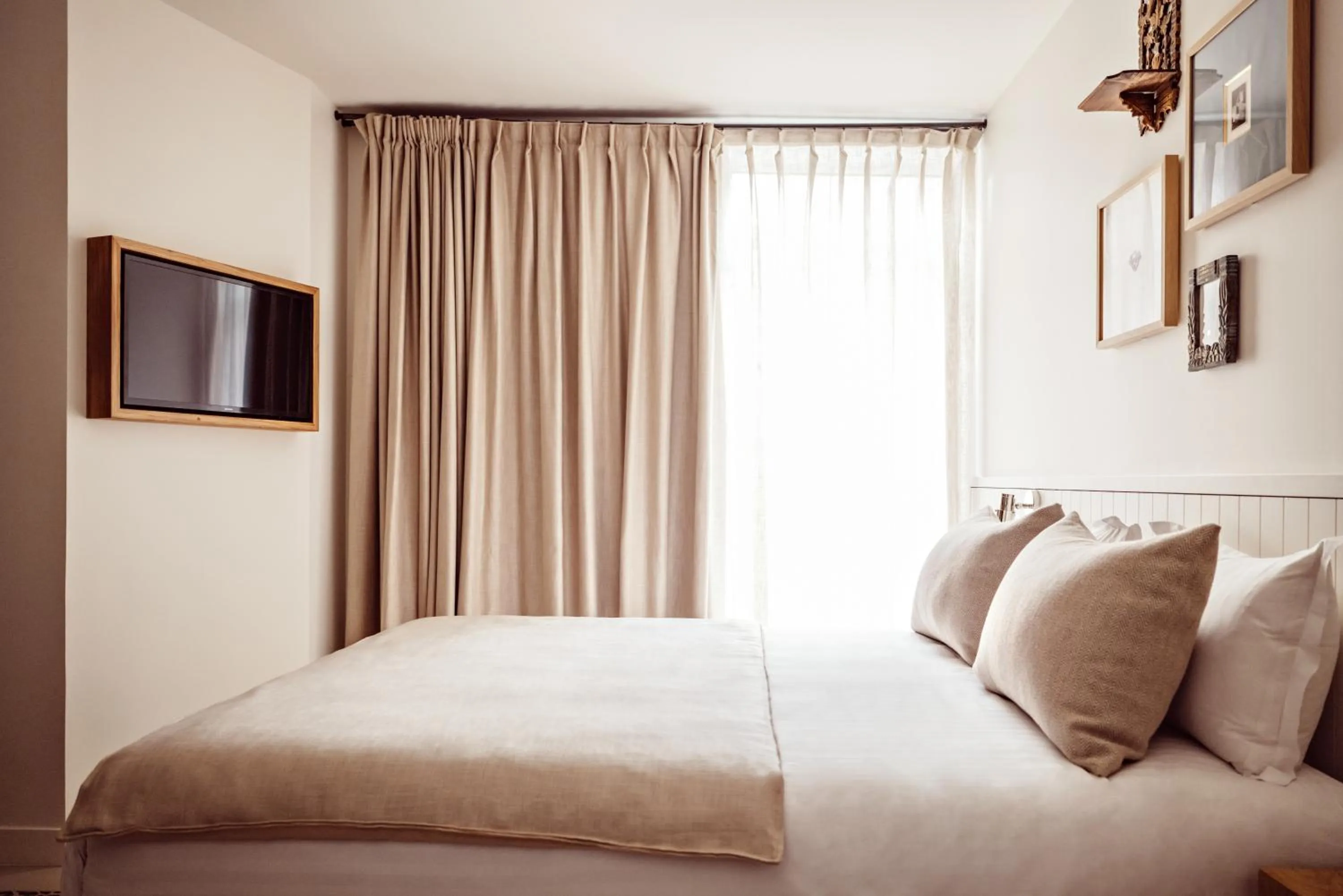 Bedroom, Bed in Hôtel Monsieur Aristide