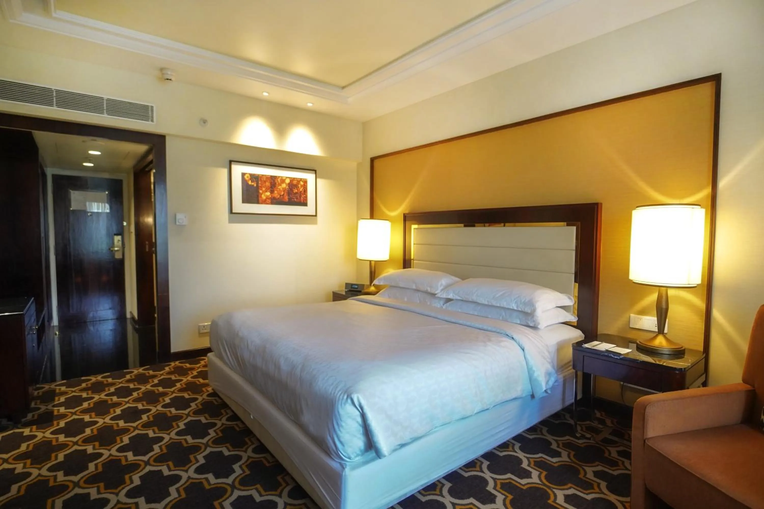 Bed in Sheraton Grand Pune Bund Garden Hotel
