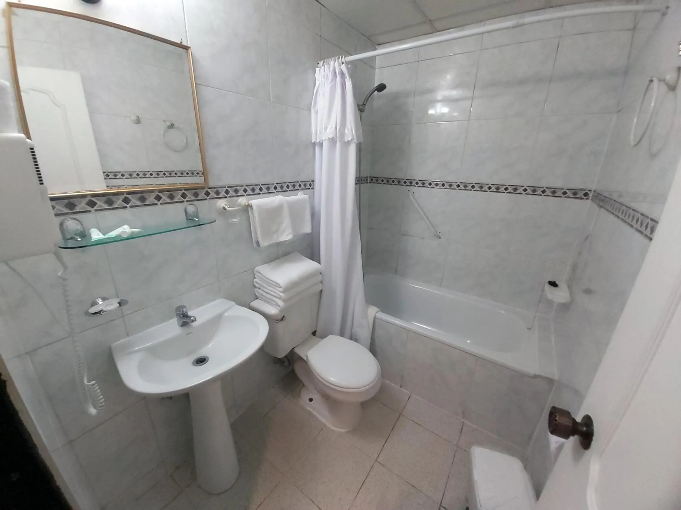 Shower in Hotel Esmeralda