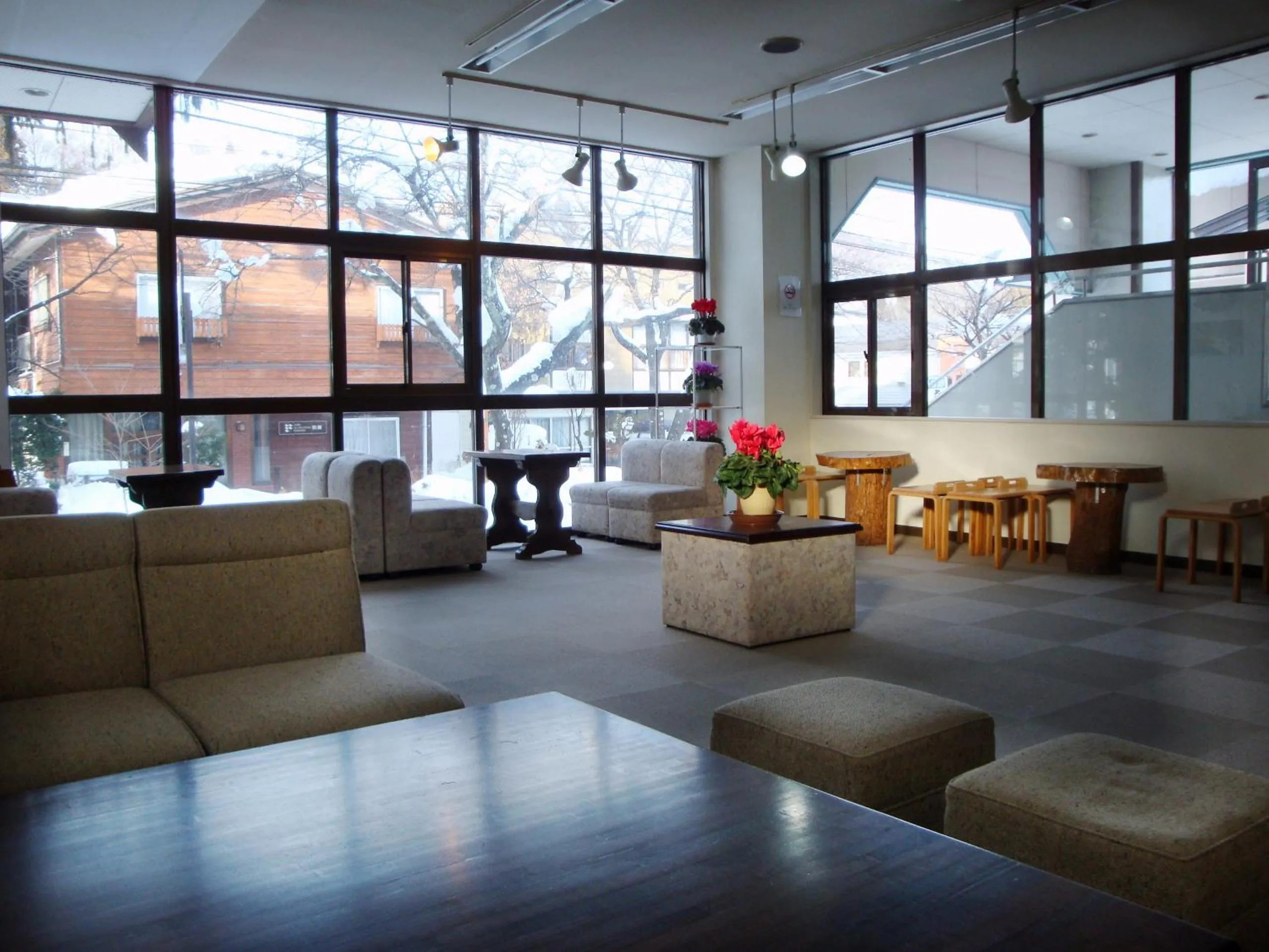 Communal lounge/ TV room in Hotel La Montagne Furuhata