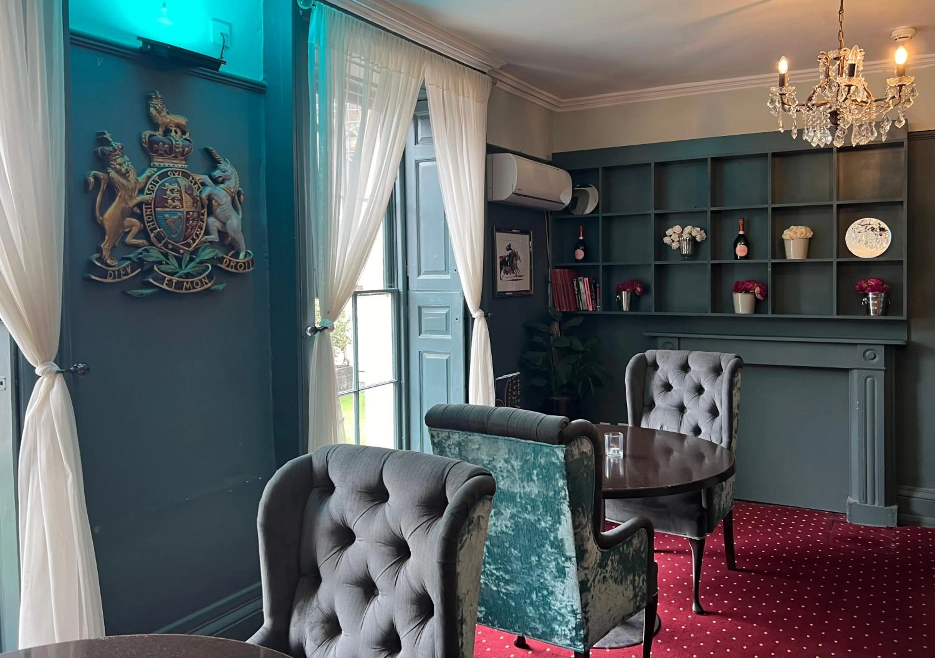 Restaurant/places to eat in Kings Hotel