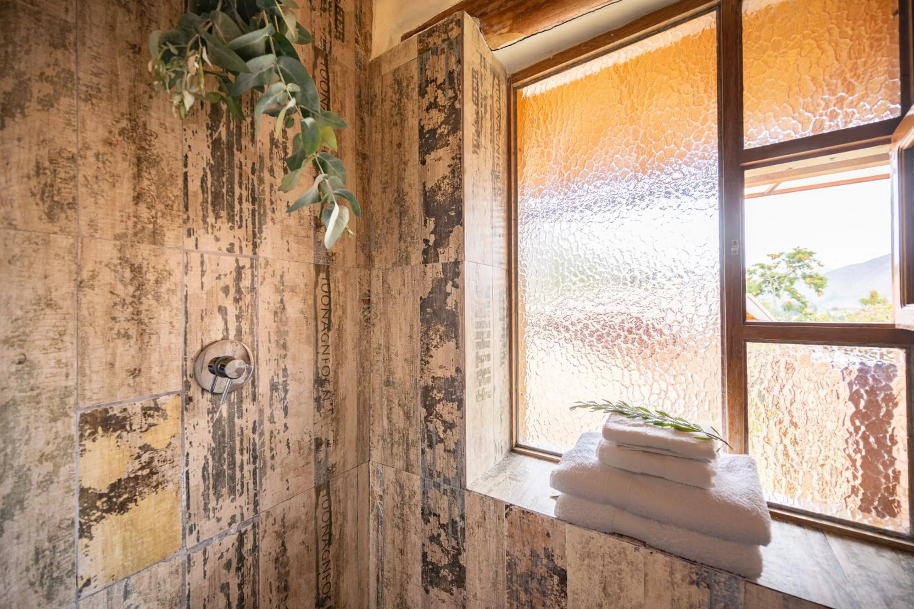 Shower in Unuwasi Hotel & Villa