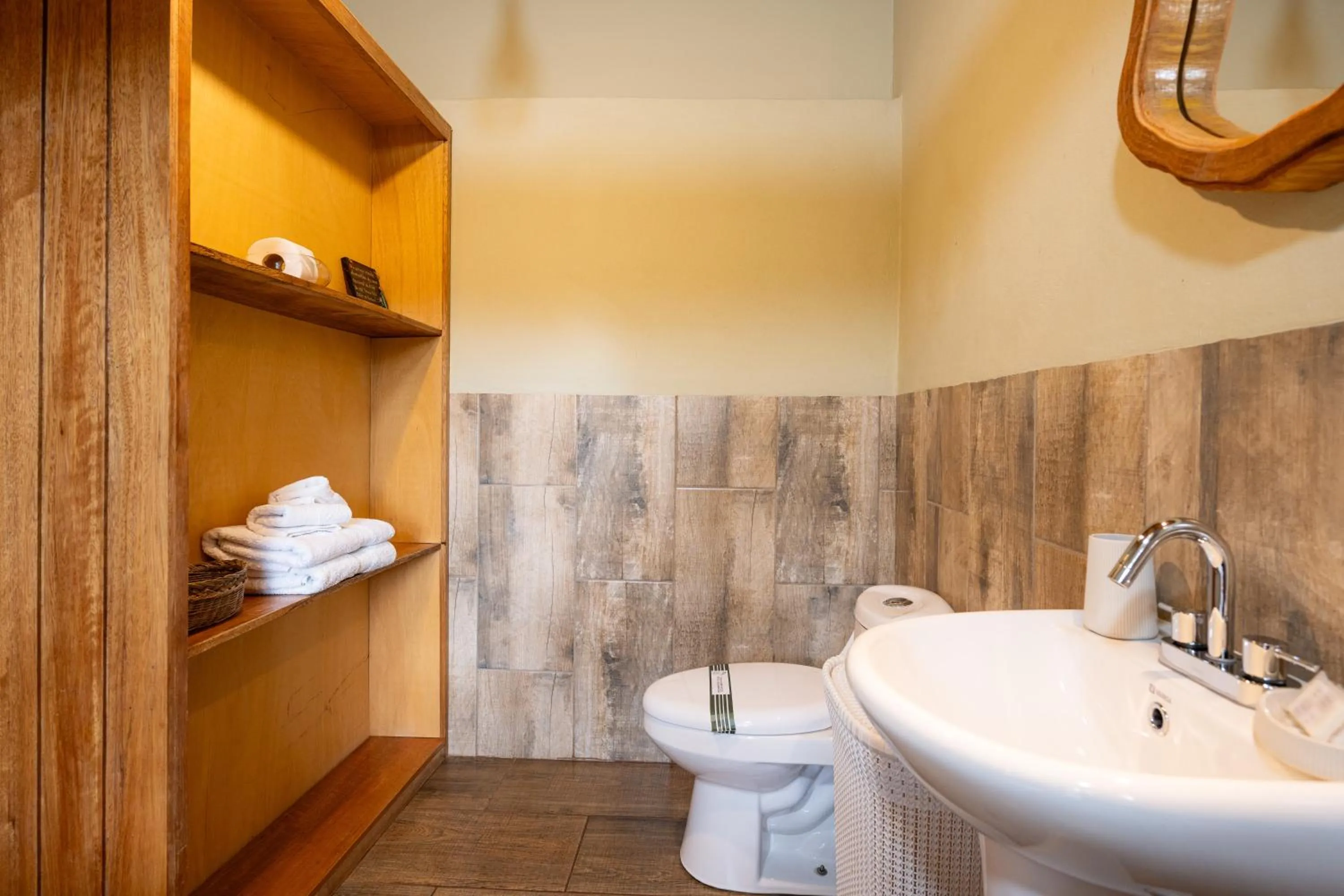 Shower in Unuwasi Hotel & Villa