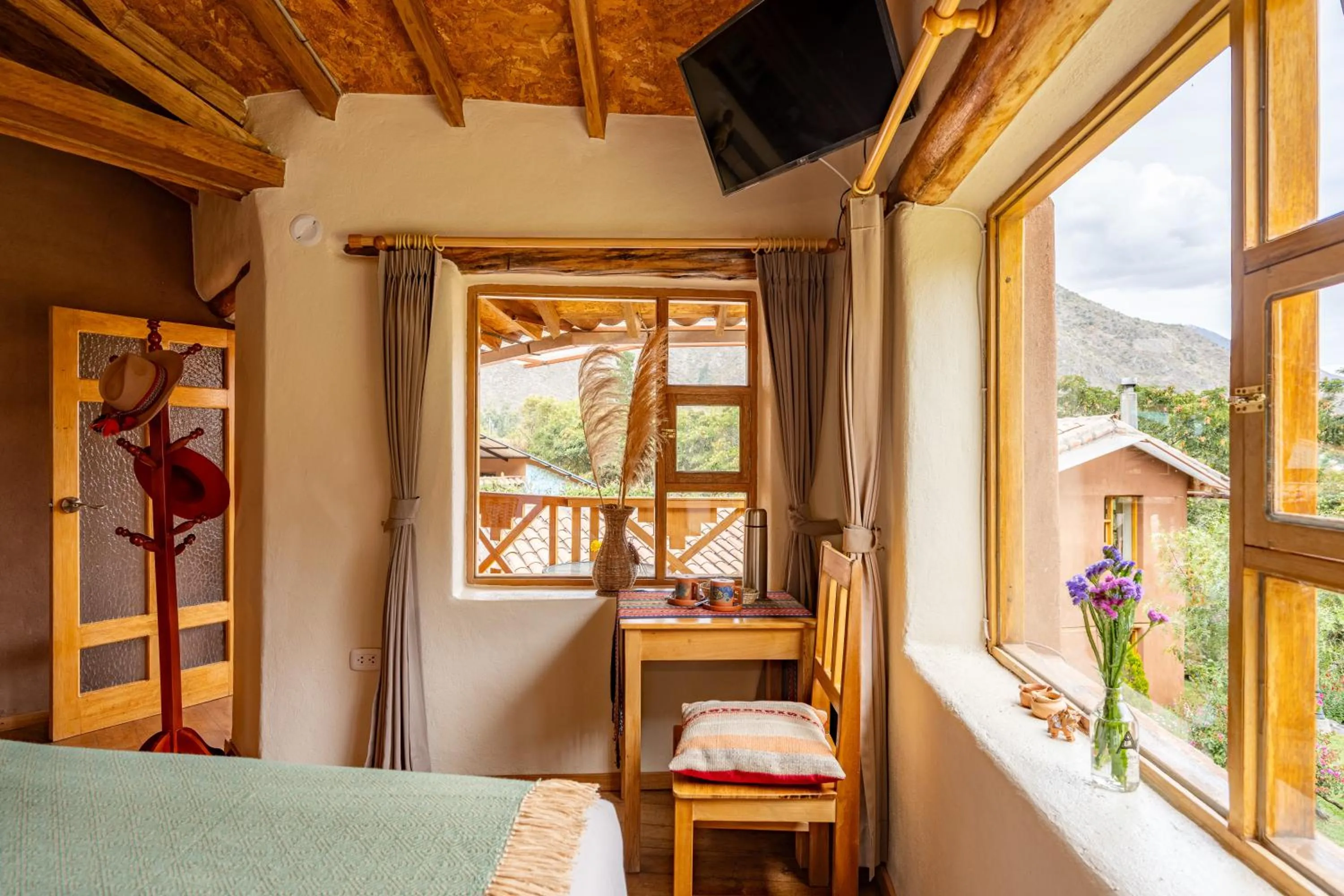 Garden view, Bed in Unuwasi Hotel & Villa