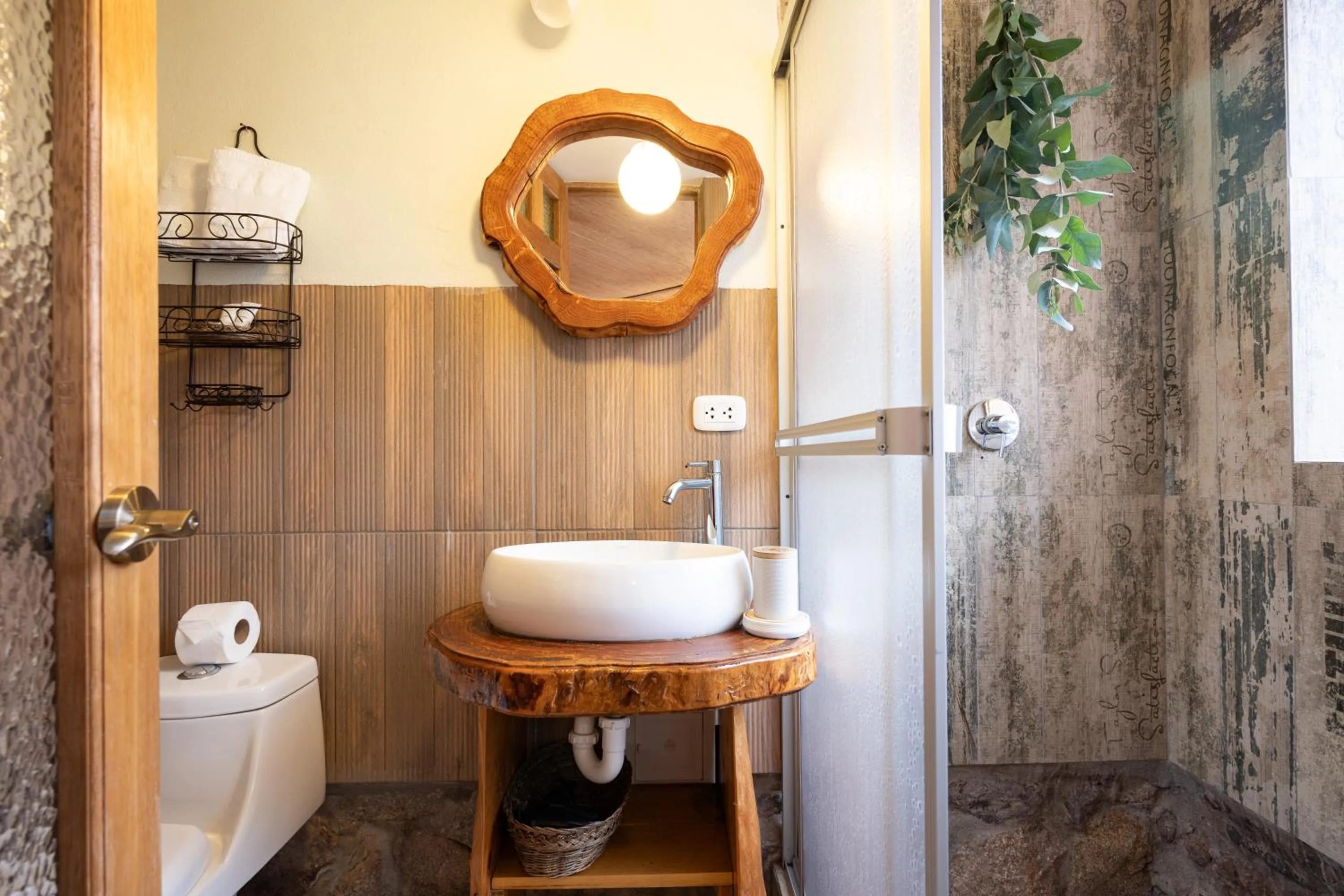 Shower in Unuwasi Hotel & Villa