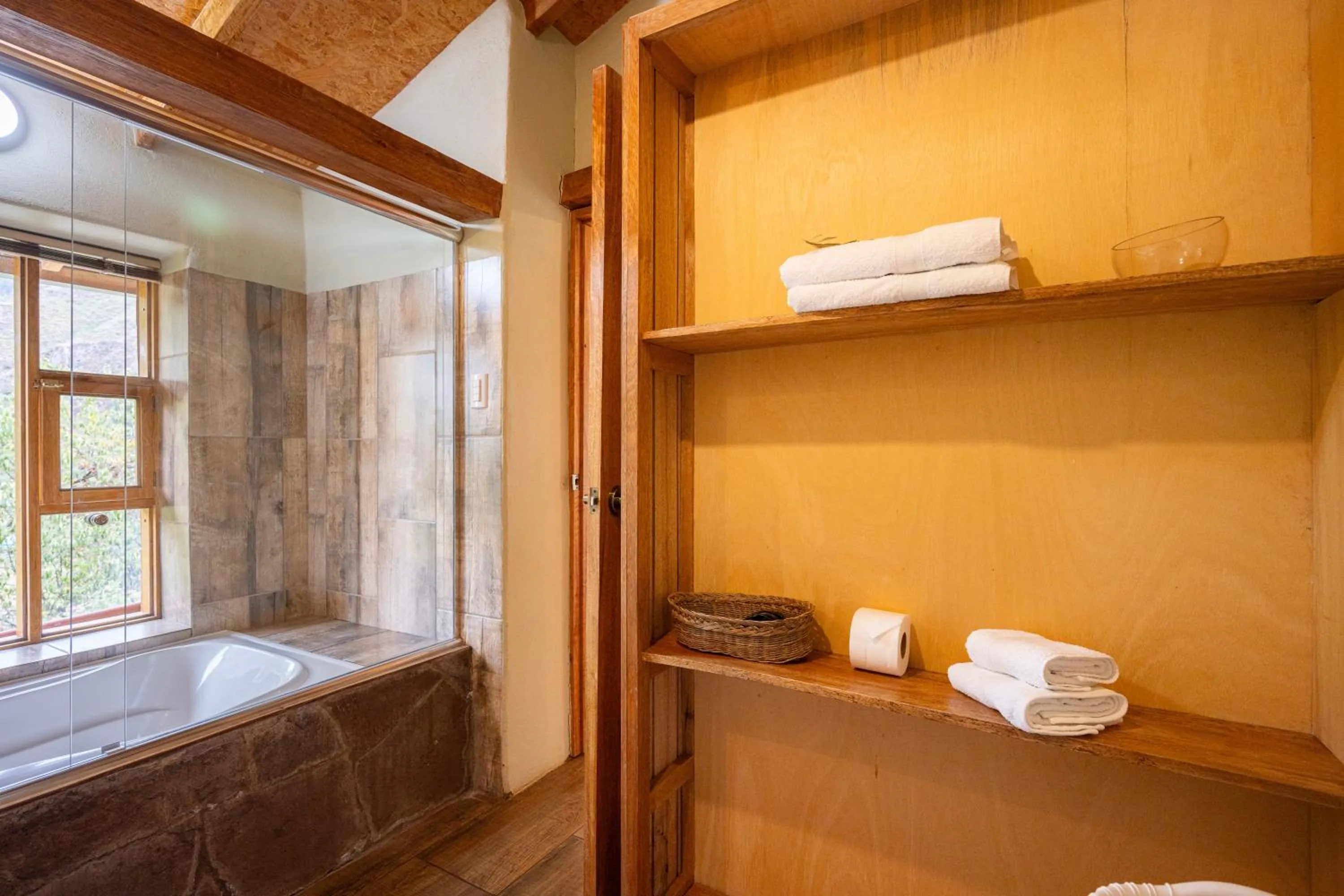 Shower in Unuwasi Hotel & Villa