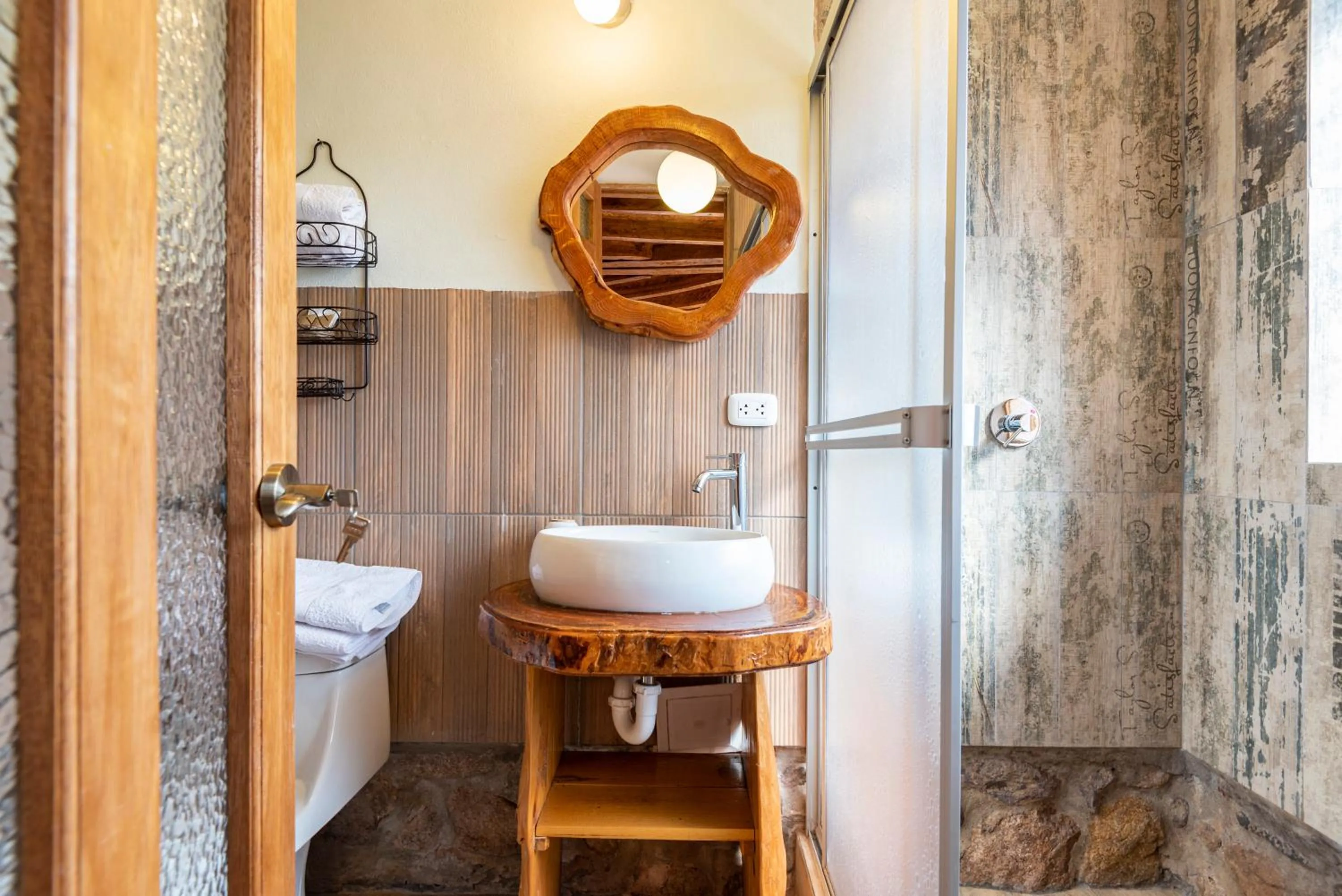 Shower in Unuwasi Hotel & Villa