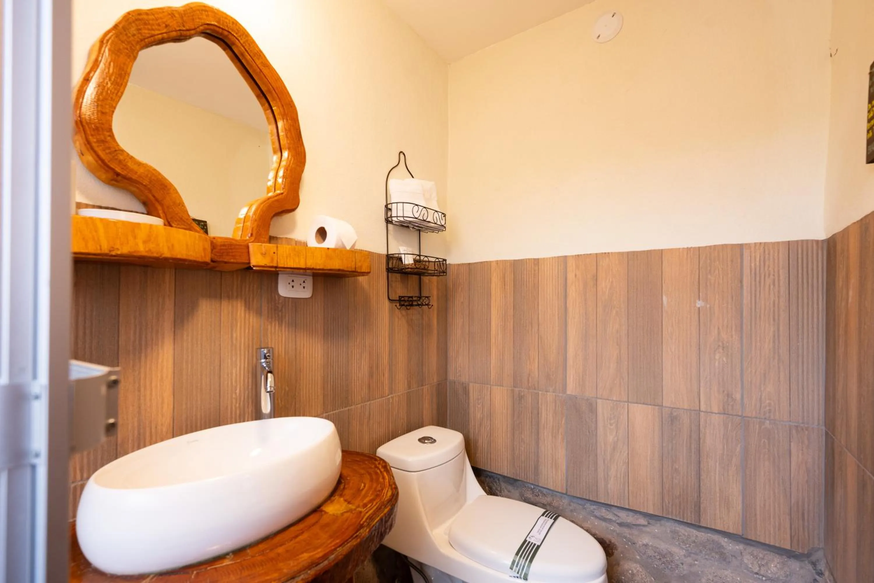 Shower in Unuwasi Hotel & Villa