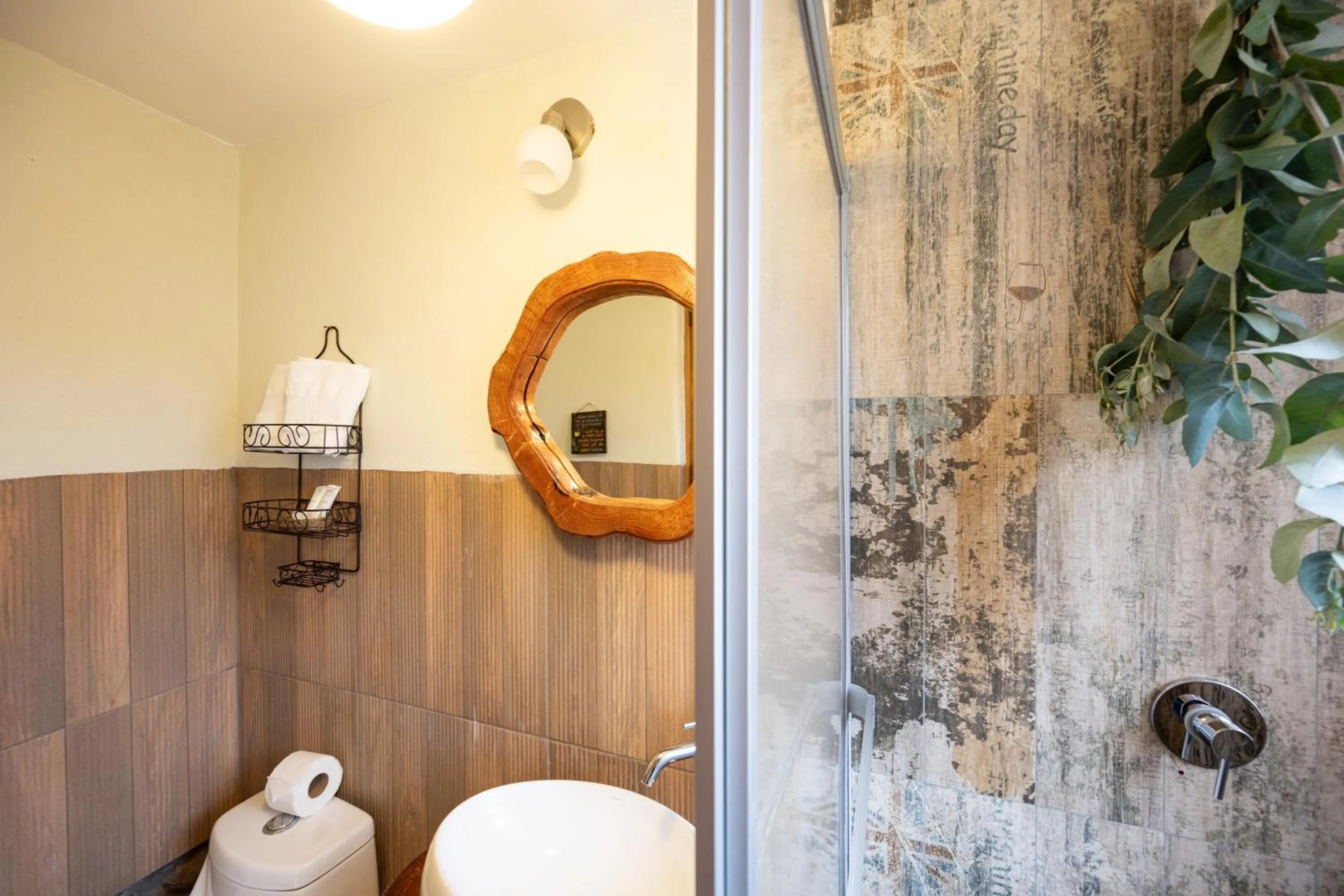 Shower in Unuwasi Hotel & Villa