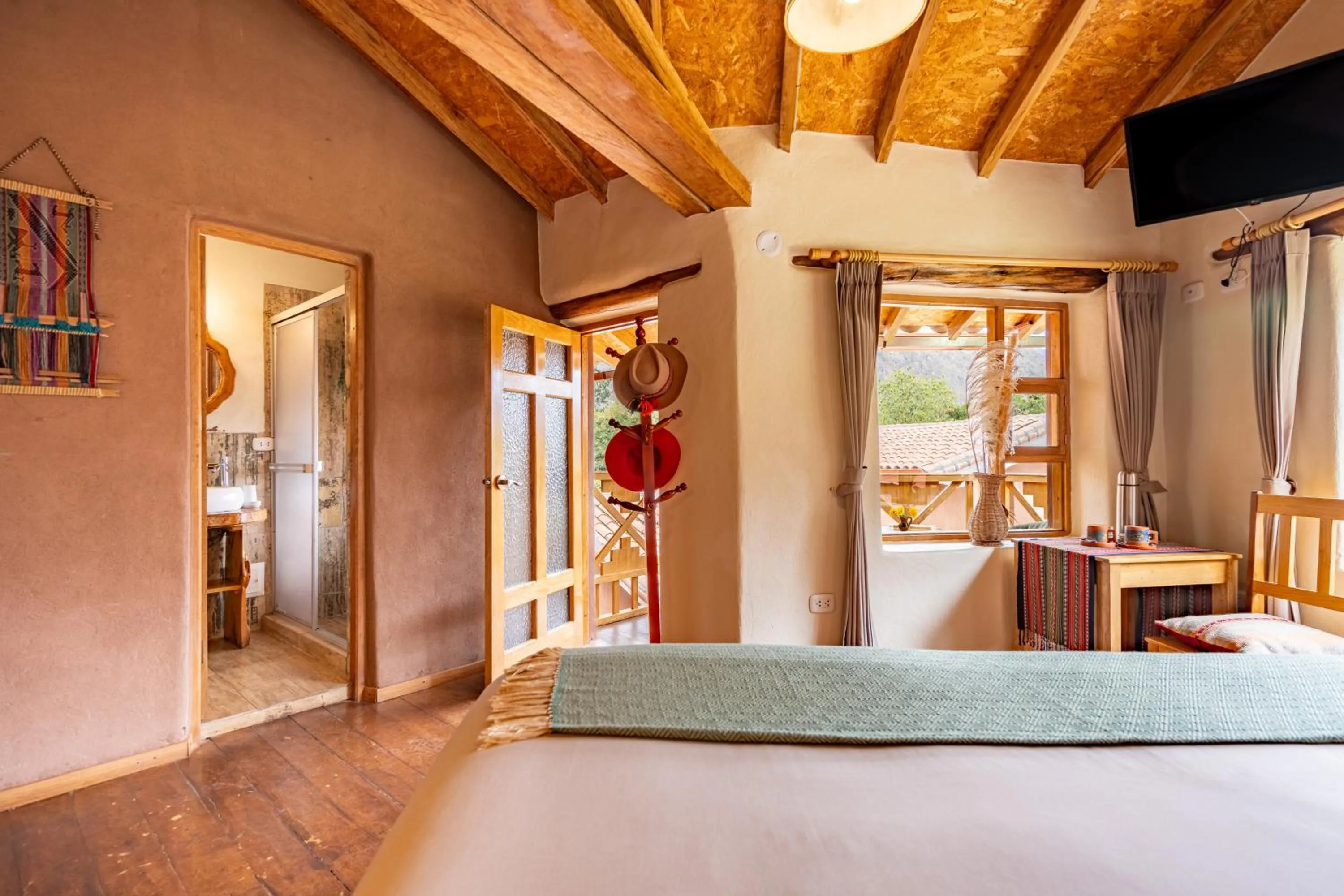 Photo of the whole room, Bed in Unuwasi Hotel & Villa