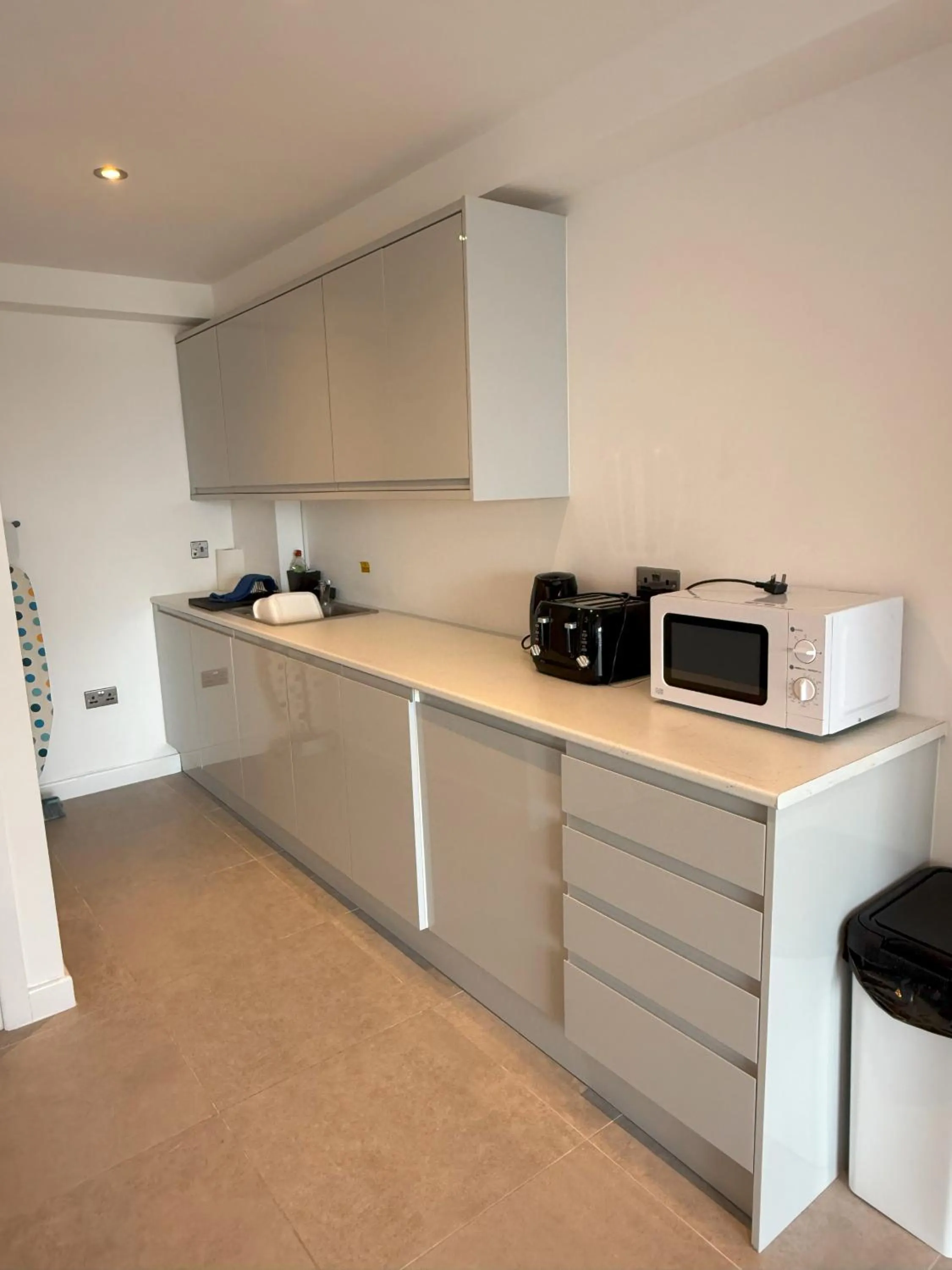 Kitchen or kitchenette in Coastal Plaza