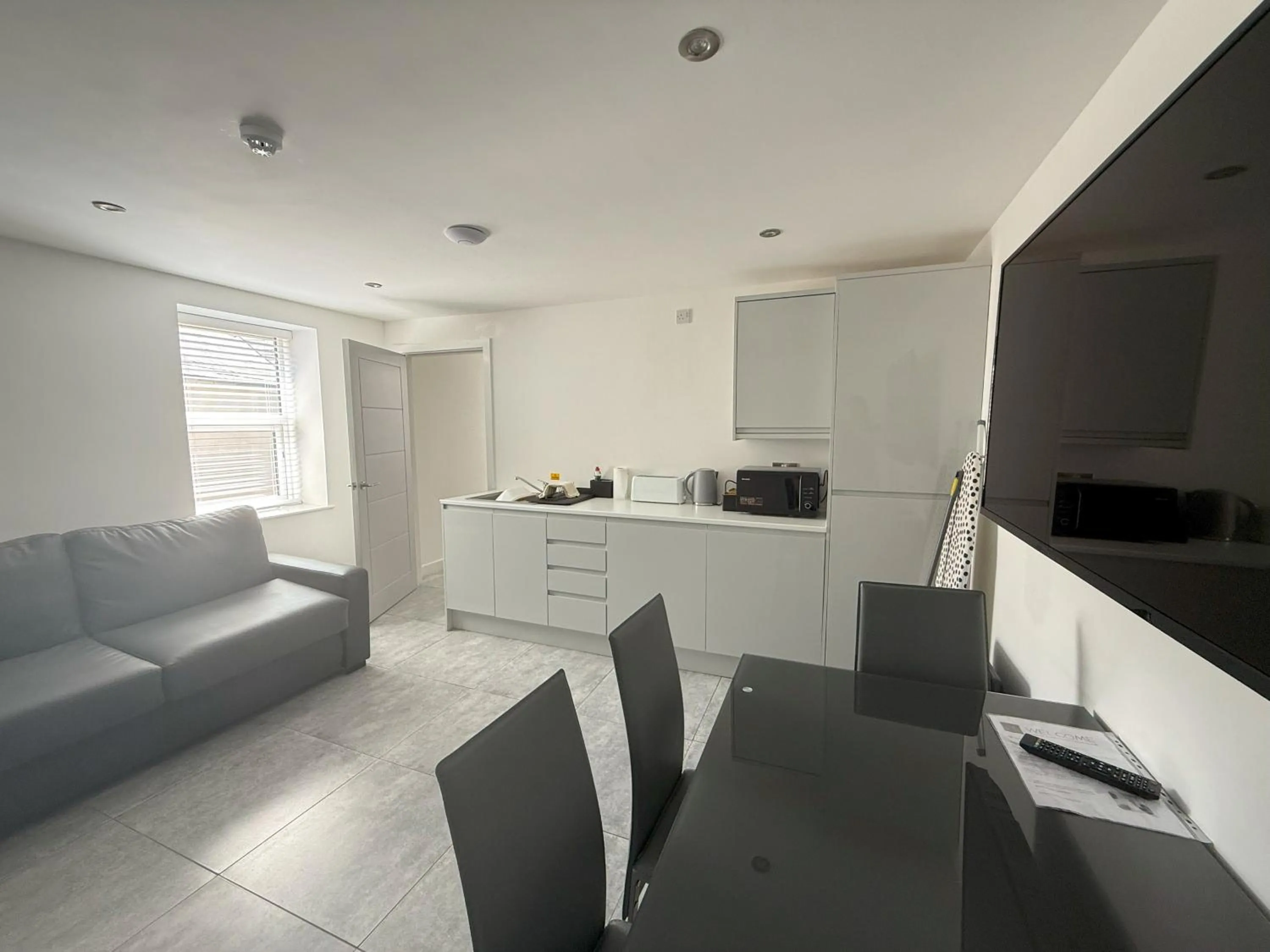 Kitchen or kitchenette in Coastal Plaza