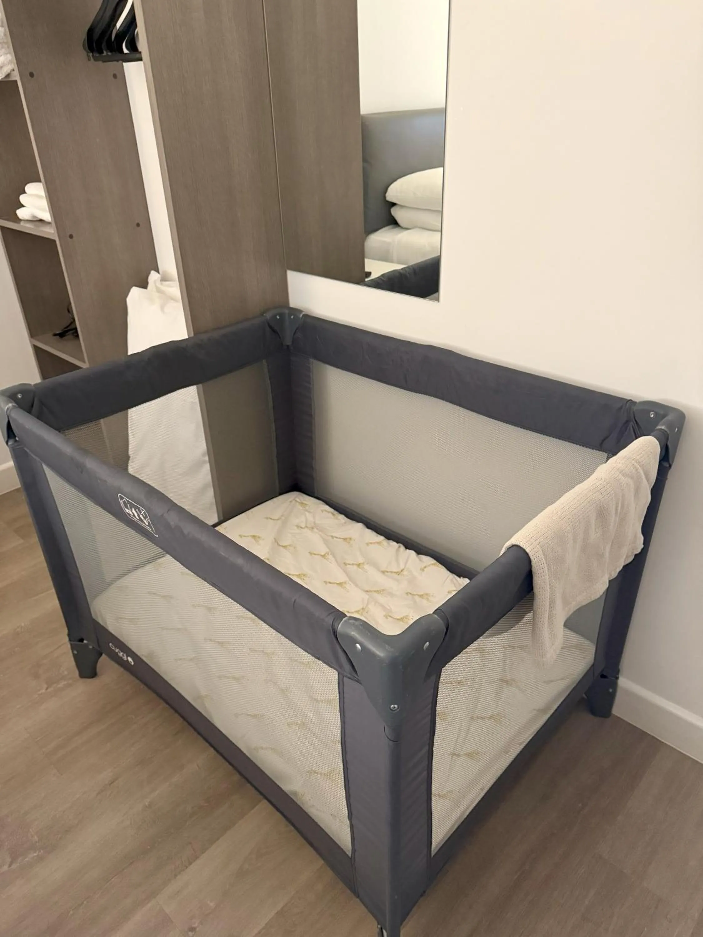 young children, Bed in Coastal Plaza